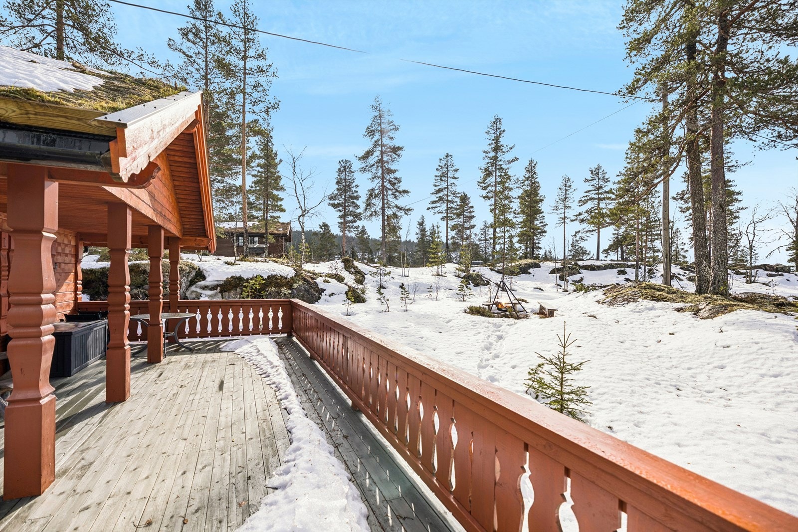 Fra stuen er det direkte utgang til den store terrassen, som med fin utsikt og solrik beliggenhet fungerer den som et ekstra oppholdsrom store deler av året. Perfekt for alt fra late sommerdager til en varm kopp kakao etter skituren. Galleribilde