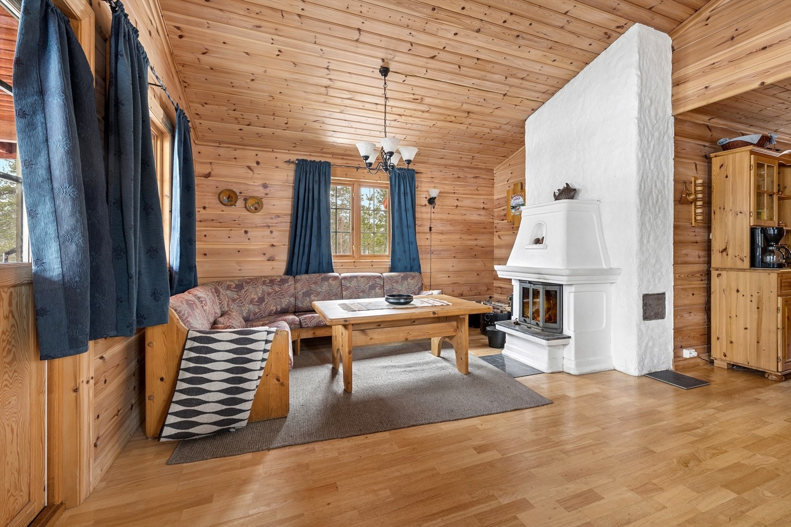 I stuen er det god plass til både en romslig sofagruppe og et stort spisebord, noe som gjør rommet til et naturlig samlingspunkt for hyggelige måltider, rolige kvelder med brettspill og lange samtaler foran peisen. Galleribilde