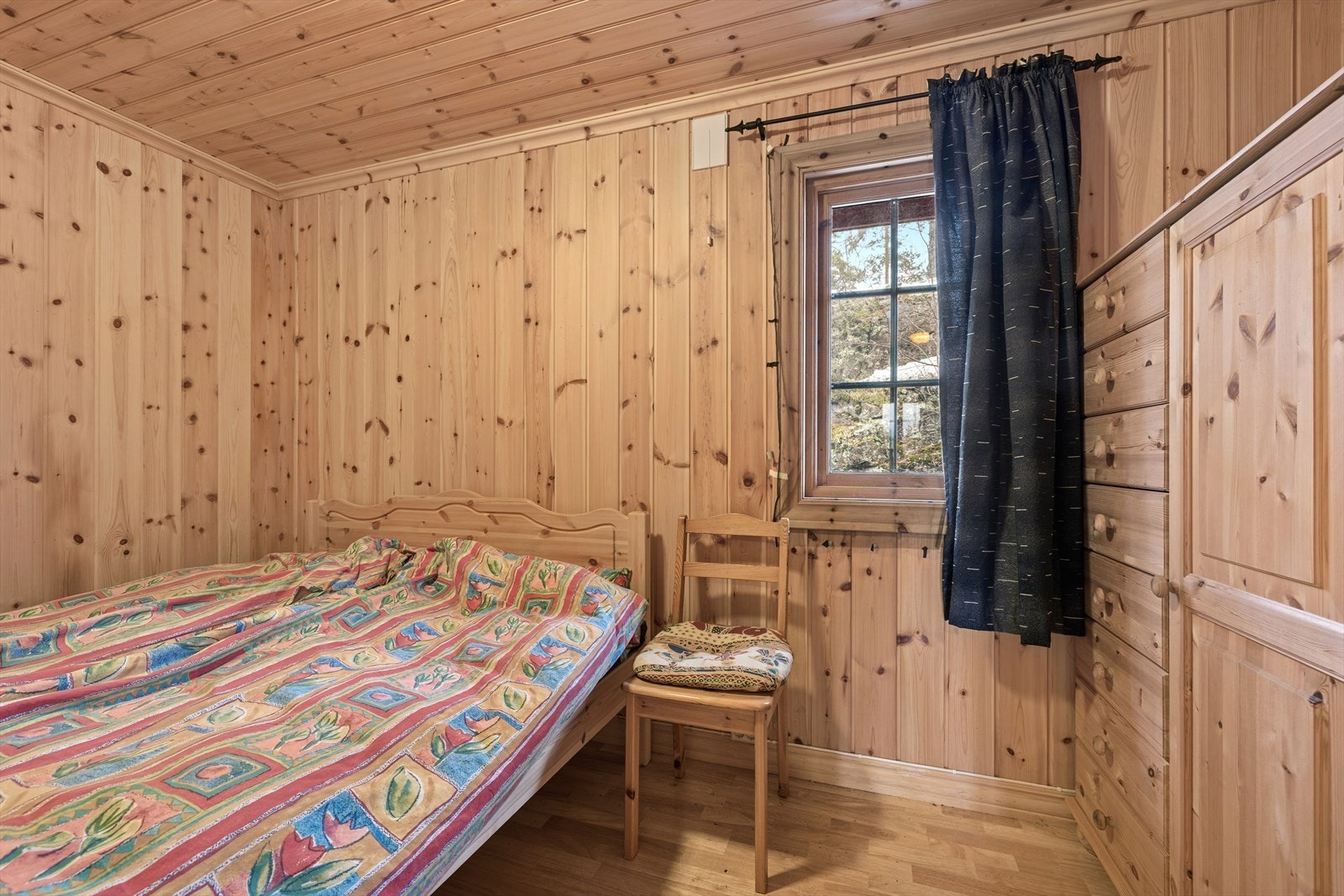 Alle rommene har gjennomgående bruk av parkett eller furugulv, kombinert med trepanel på både vegger og himling, noe som skaper en varm og innbydende hyttestemning. Galleribilde