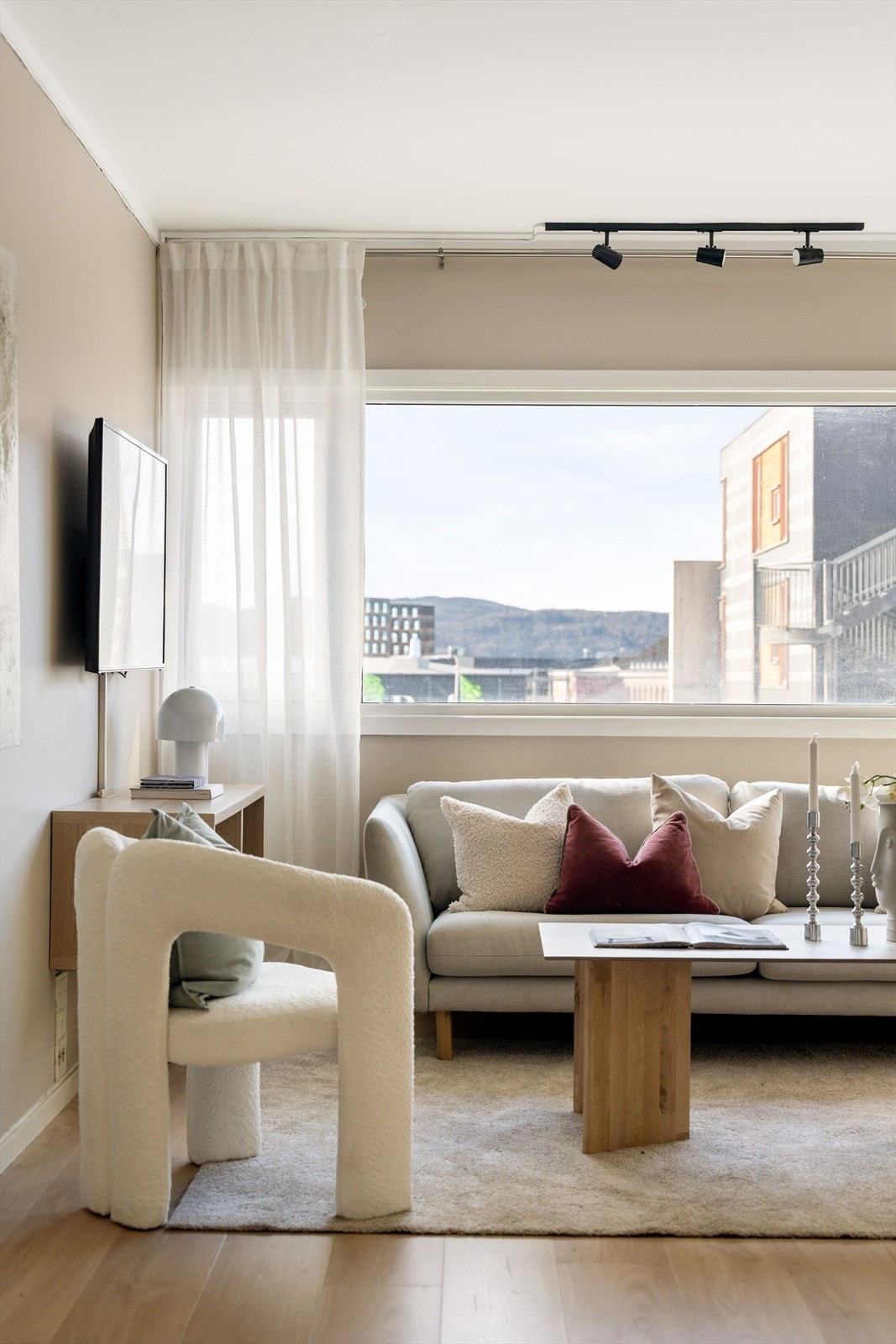 Det kan enkelt innredes for koselige måltider ved spisebordet og filmkvelder i sofaen. Galleribilde