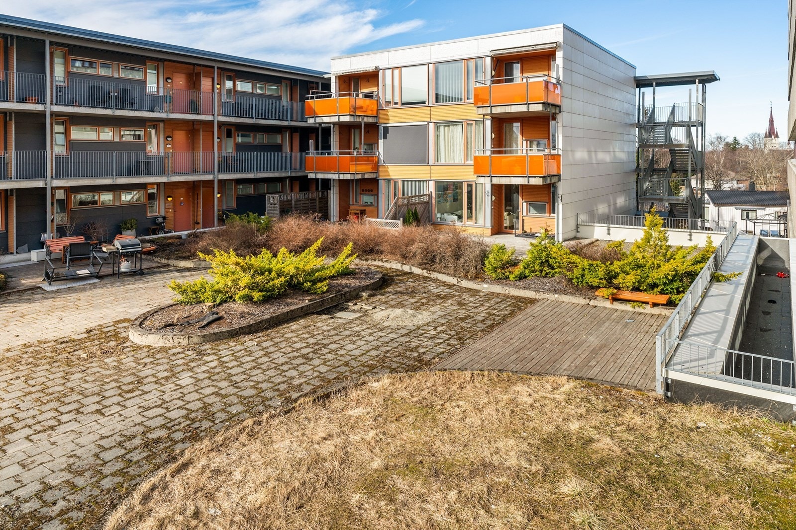 Her medfølger det to parkeringsplasser og en bod i kjeller. Samtidig har man tilgang til vaskekjeller, felles balkong og solrike uteplasser på takterrassen. Galleribilde