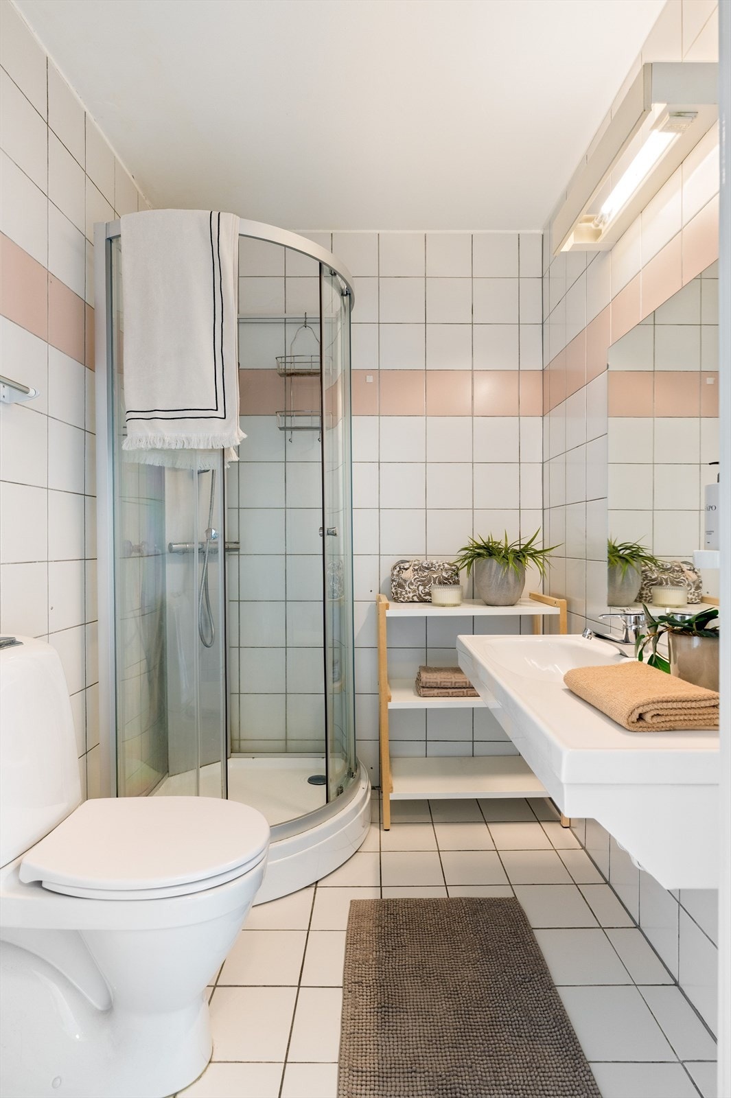 Badet er på ca. 3,1 kvm. Baderommet har varmekabler i gulv og en enkel innredning med rom for et skap der baderoms artiklene kan få stå. Galleribilde