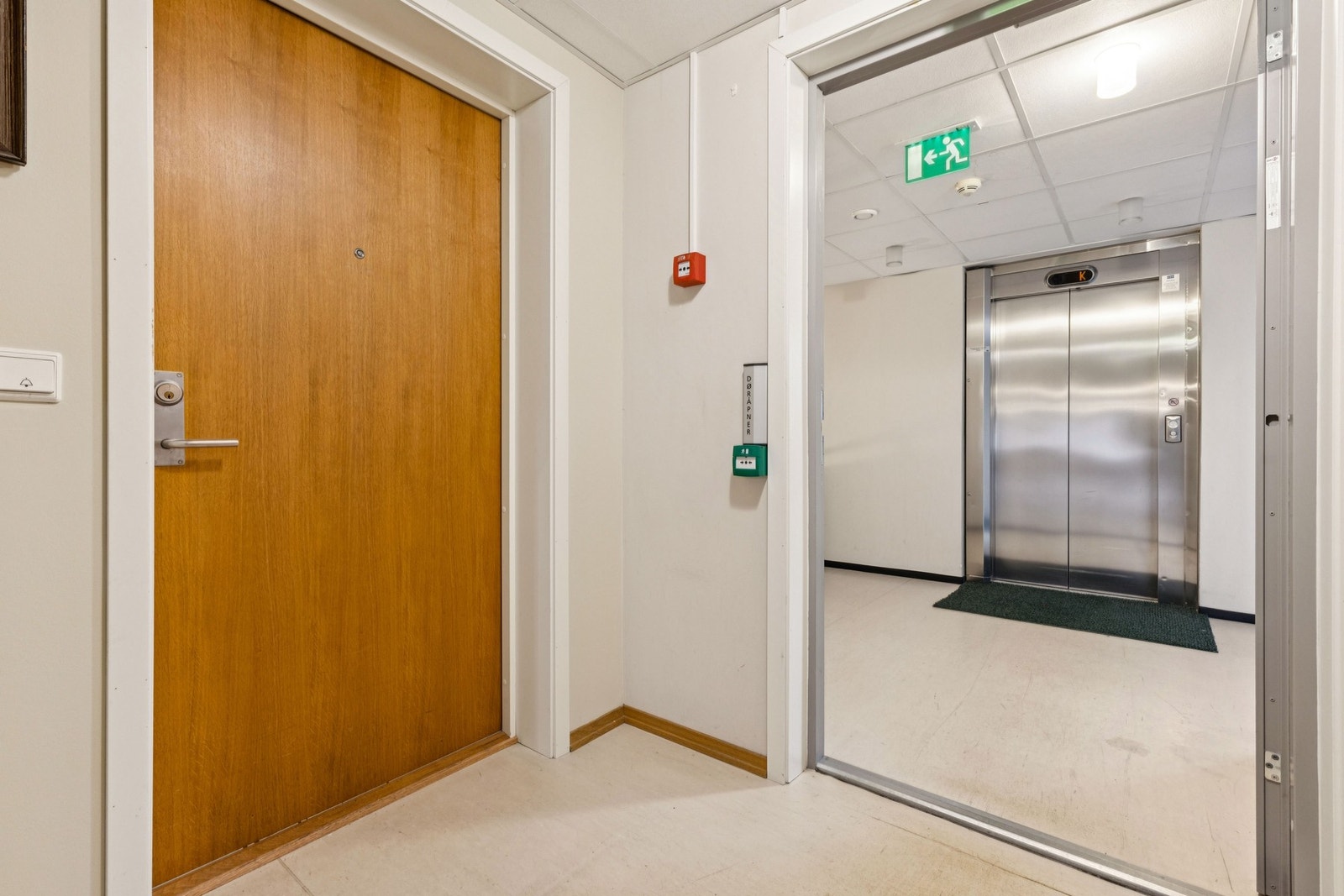 Det er heisadkomst fra gateplan ned til parkeringskjeller og opp til tredje etasje. Galleribilde
