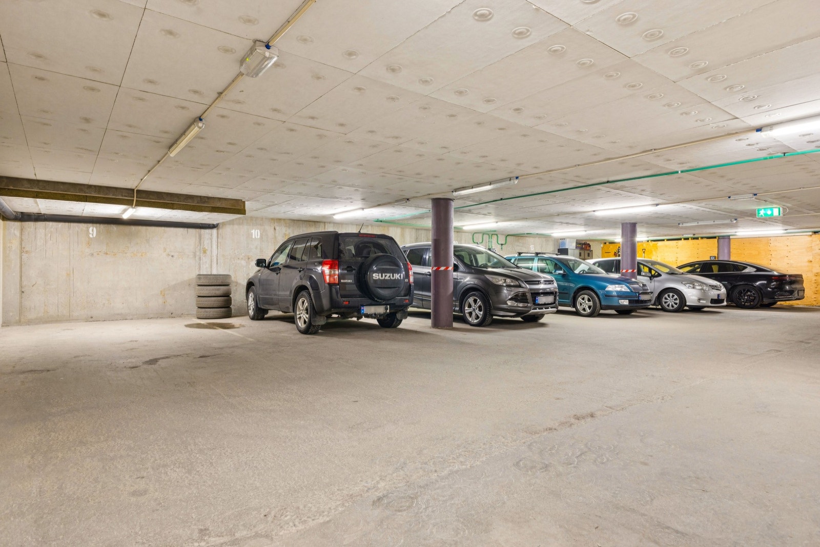 Det medfølger én disp. parkeringsplass i felles, lukket garasjeanlegg i kjelleren. Leiligheten disponerer plass #9, innerst i garasjen. Galleribilde