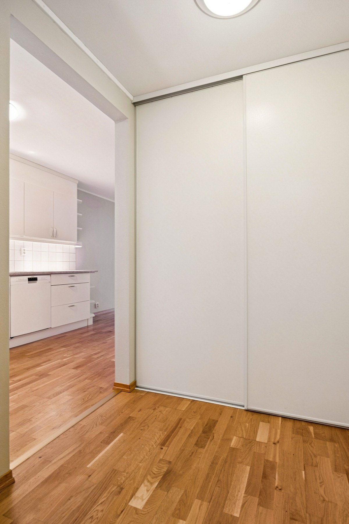 Entréen byr på god plass til oppbevaring av yttertøy i skyvedørsgarderobe. Galleribilde