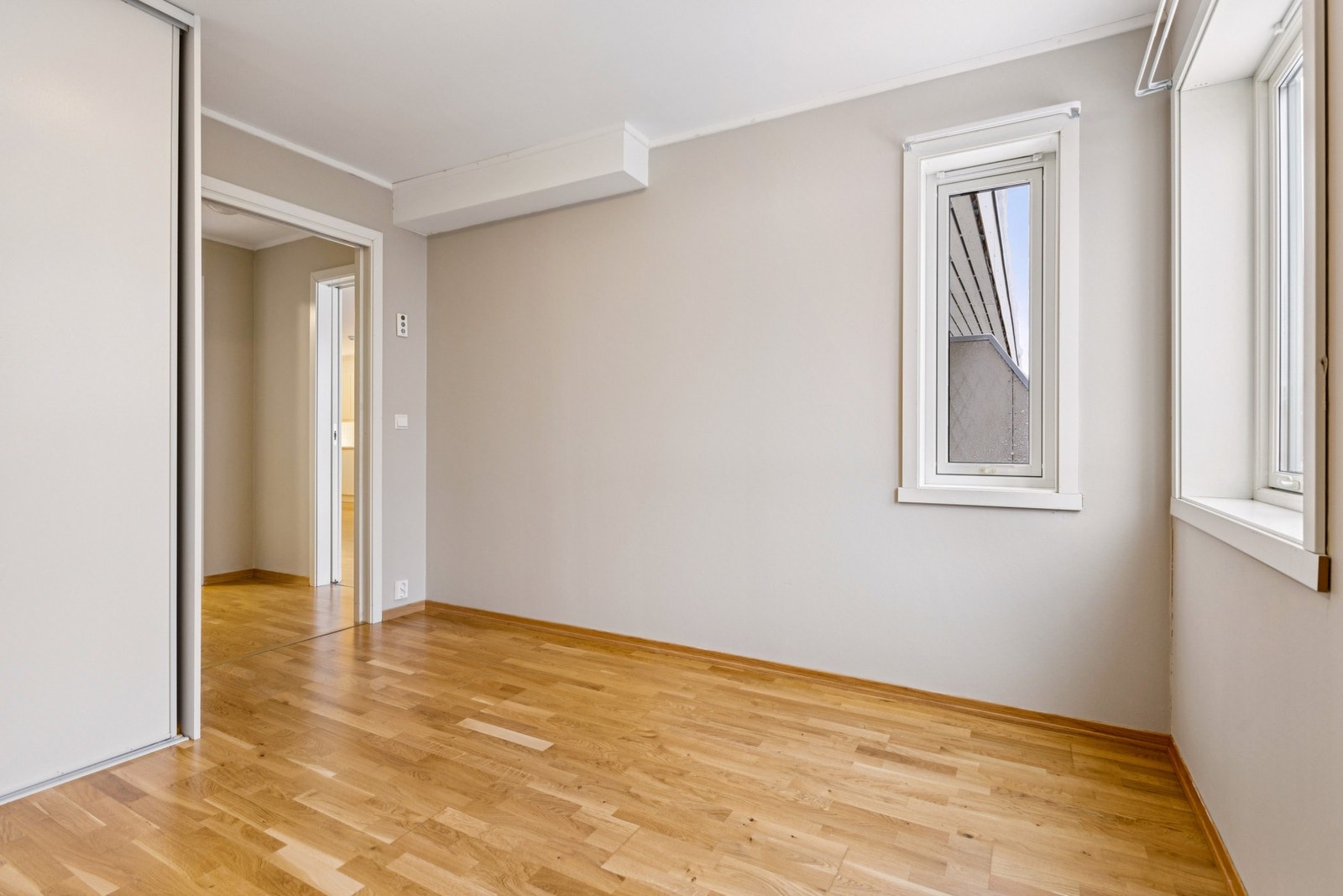 På soverommet er det en medfølgende skyvedørsgarderobe for alle praktiske hensyn. Galleribilde