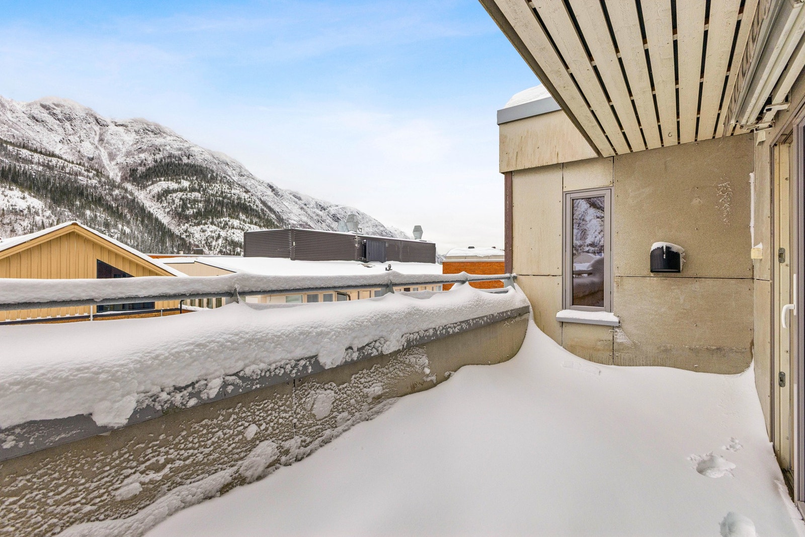 Fra balkongen på ca. 8m² har man fin utsikt mot Øyfjellet og vestvendt solgang. Galleribilde