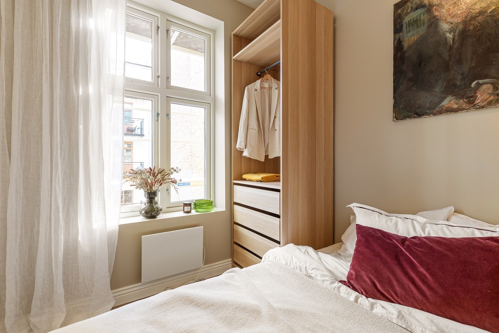 Soverom med plass til dobbeltseng og garderobeløsning. Galleribilde
