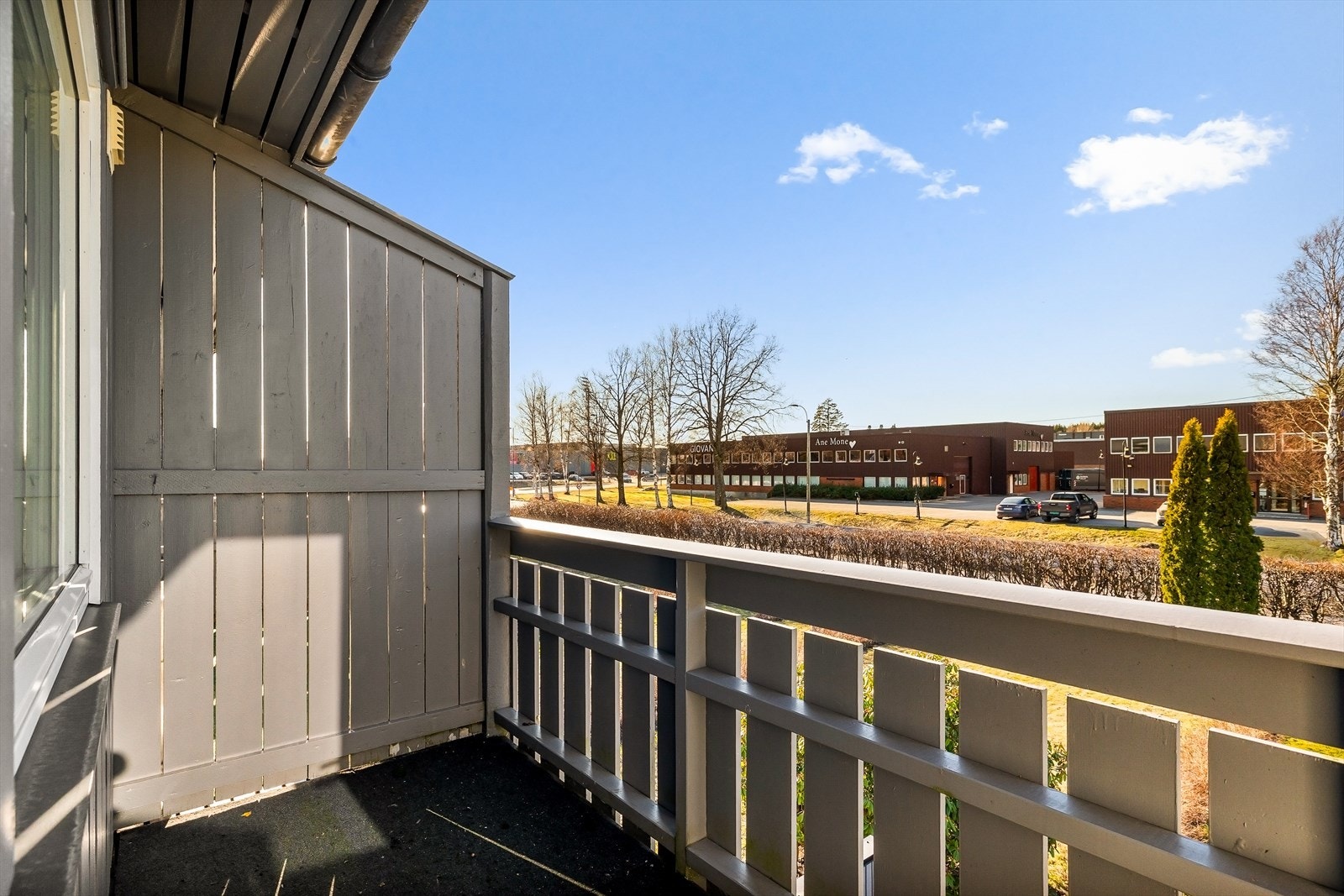 Balkongen på ca. 4 m² har plass til en liten sittegruppe. Galleribilde