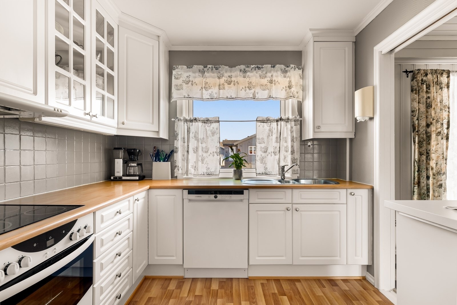 Kjøkkenet er et eget rom med en innredning fra 2005, utstyrt med integrert platetopp, stekeovn og oppvaskmaskin. Galleribilde