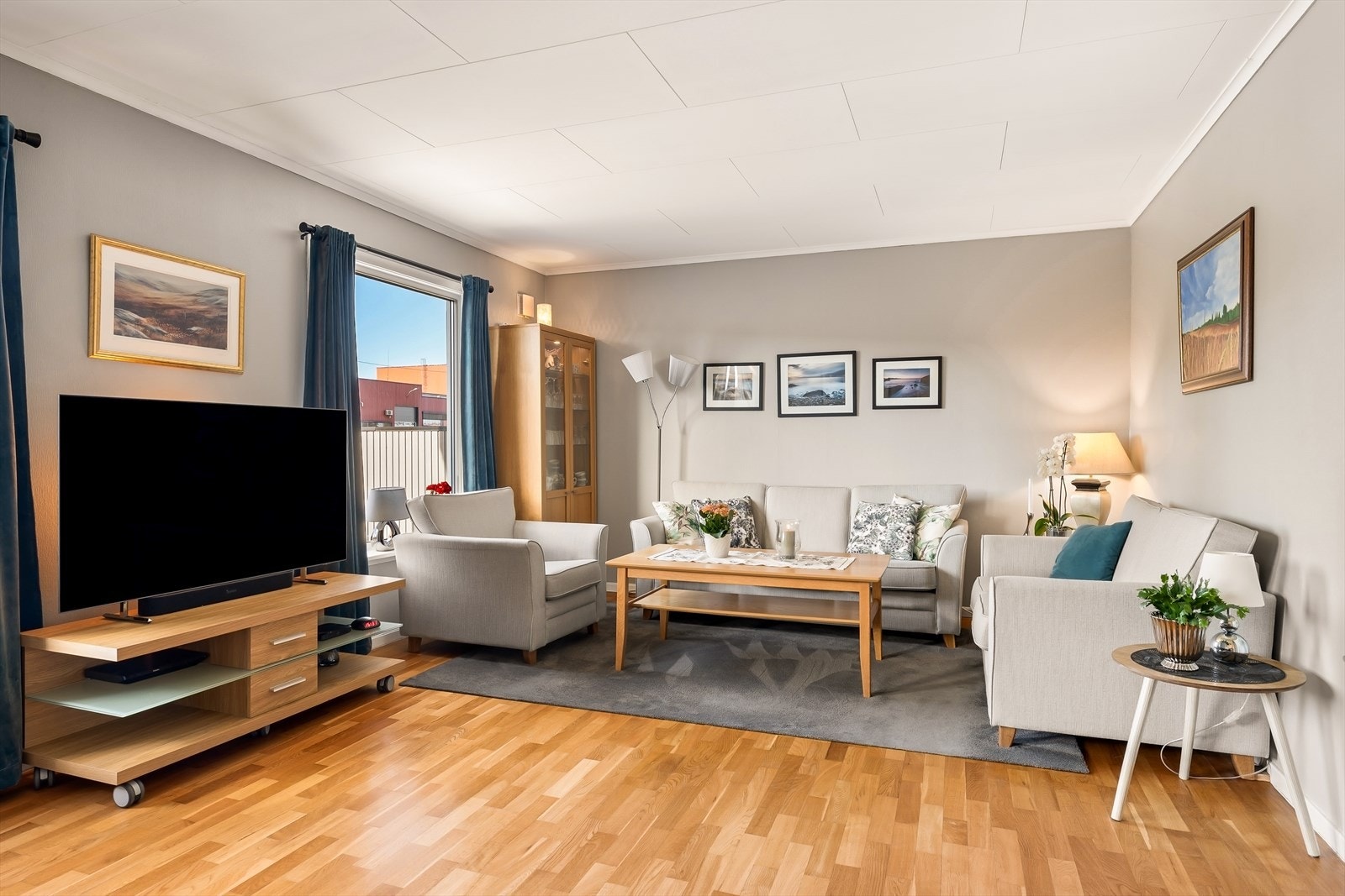 En luft-til-luft varmepumpe fra 2017 er plassert i gangen og bidrar til oppvarmingen. Galleribilde