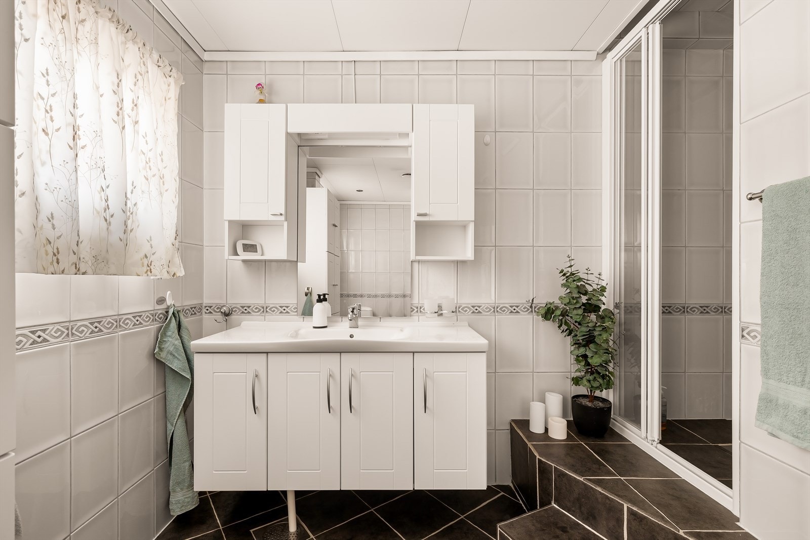 Badet i andre etasje ble oppgradert i perioden 2003-2004 og har flislagt gulv med elektriske varmekabler. Galleribilde