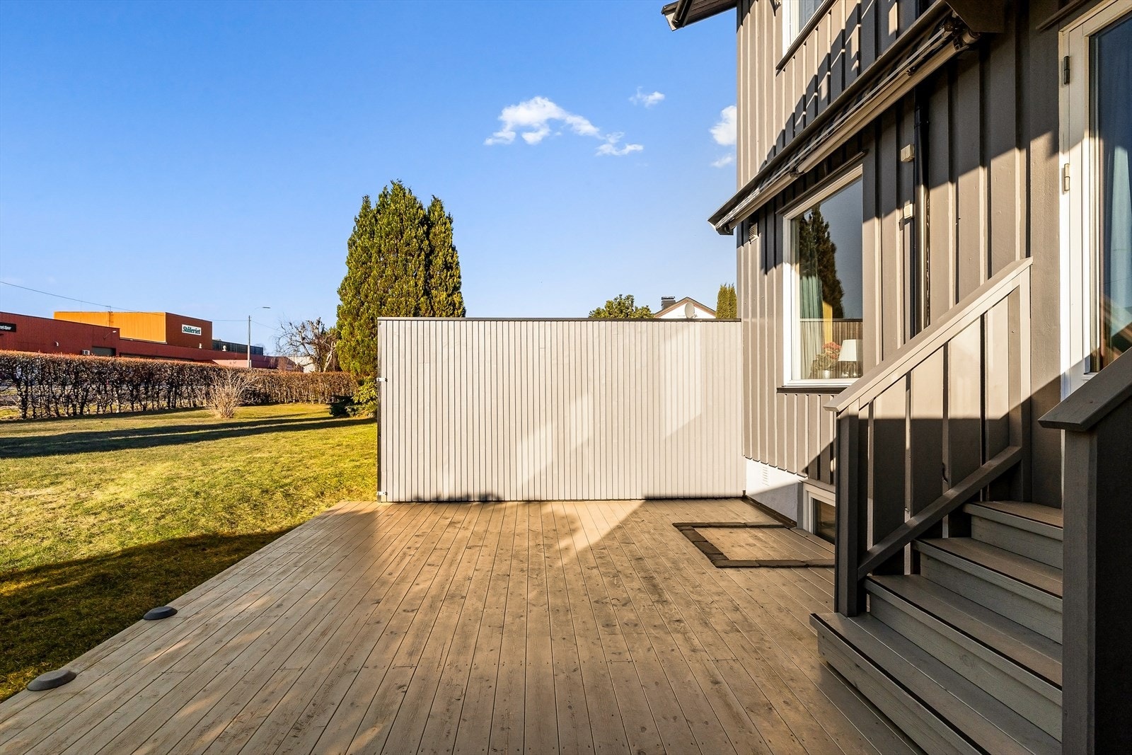 Den nye terrassen på nesten 29 m² ble bygget i 2023 og er utført i impregnert treverk. Galleribilde