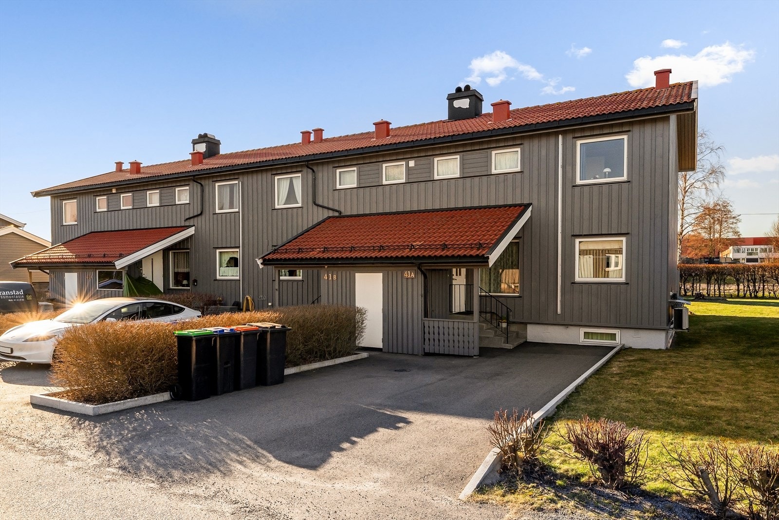 Et velholdt rekkehus i Granheim borettslag, hvor fasaden er betydelig oppgradert de siste årene. Galleribilde