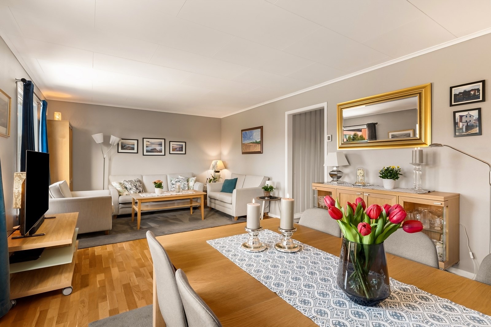 Stuen er på ca. 26 m² og utgjør en romslig og sosial sone. Galleribilde