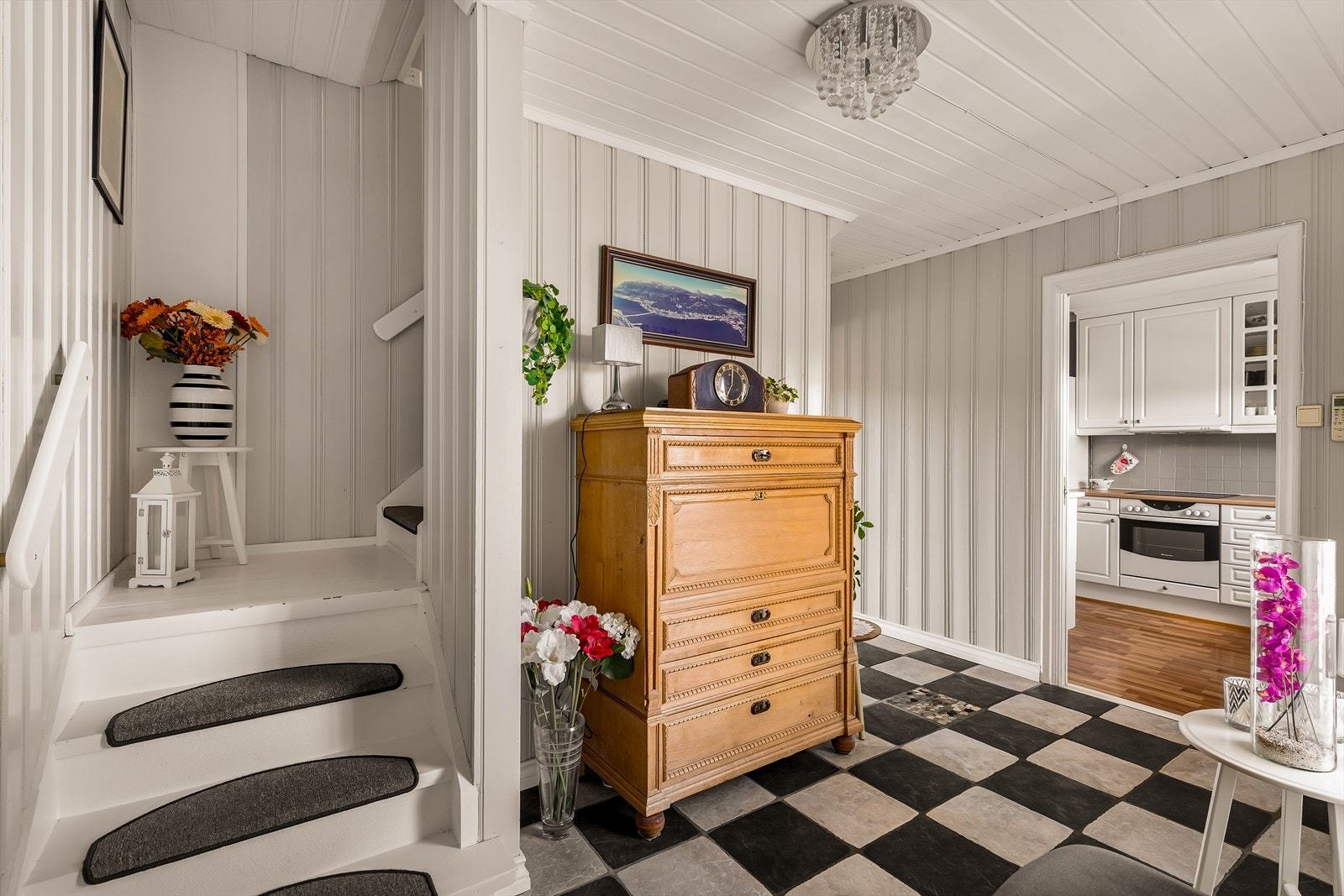 Gangen har god plass til oppbevaring og binder sammen etasjene med trapp til kjeller og andre etasje. Galleribilde