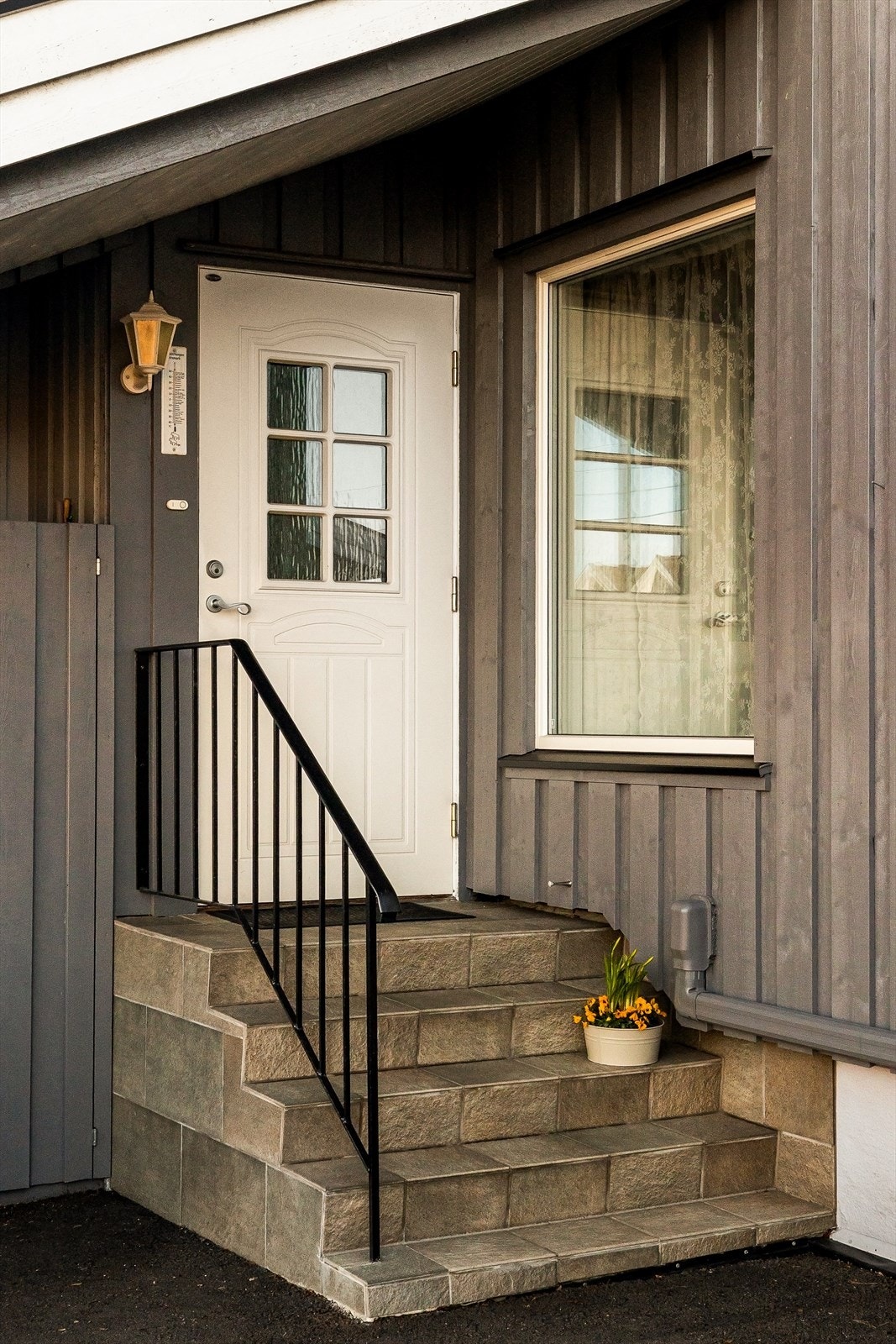 Et overbygget inngangsparti ønsker deg velkommen inn. Galleribilde