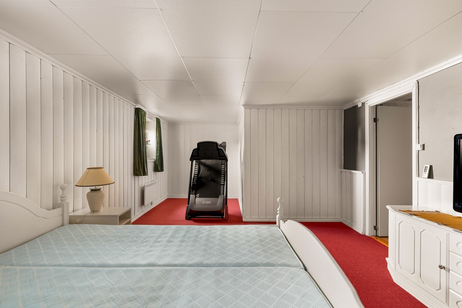 Rommet har panel på veggene og gir fleksible bruksmuligheter for familien. Galleribilde