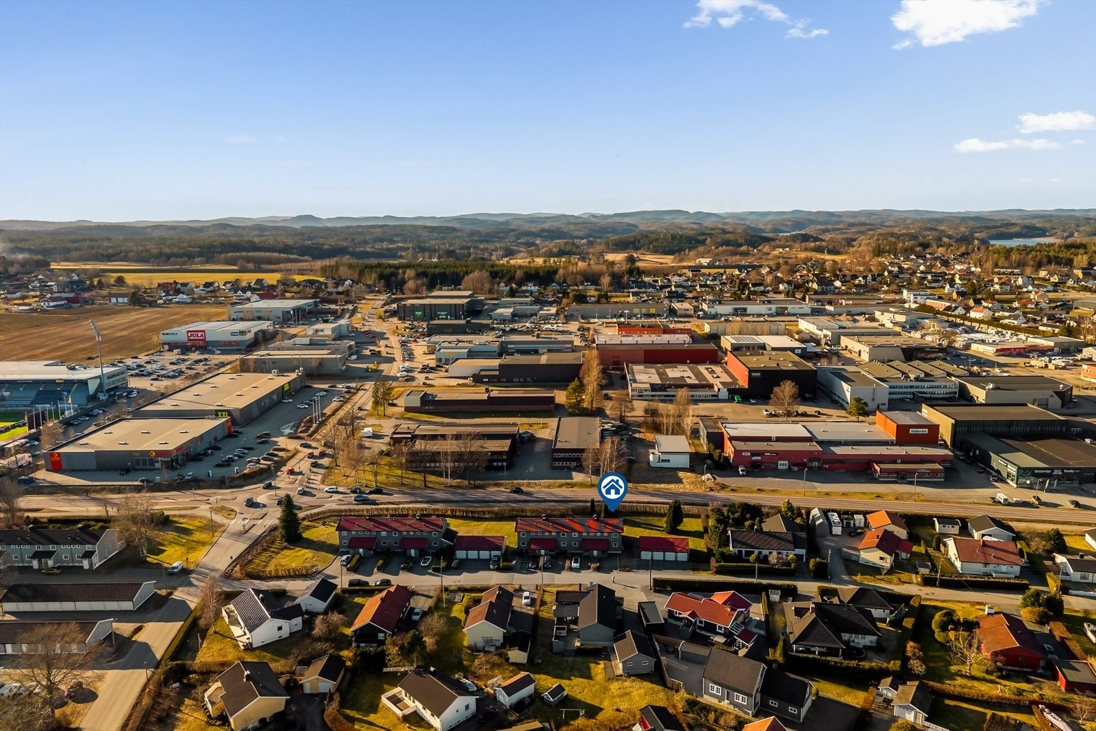 For pendlere er beliggenheten praktisk, med enkel tilgang til E18 og kun seks minutters kjøring til Sandefjord stasjon. Galleribilde