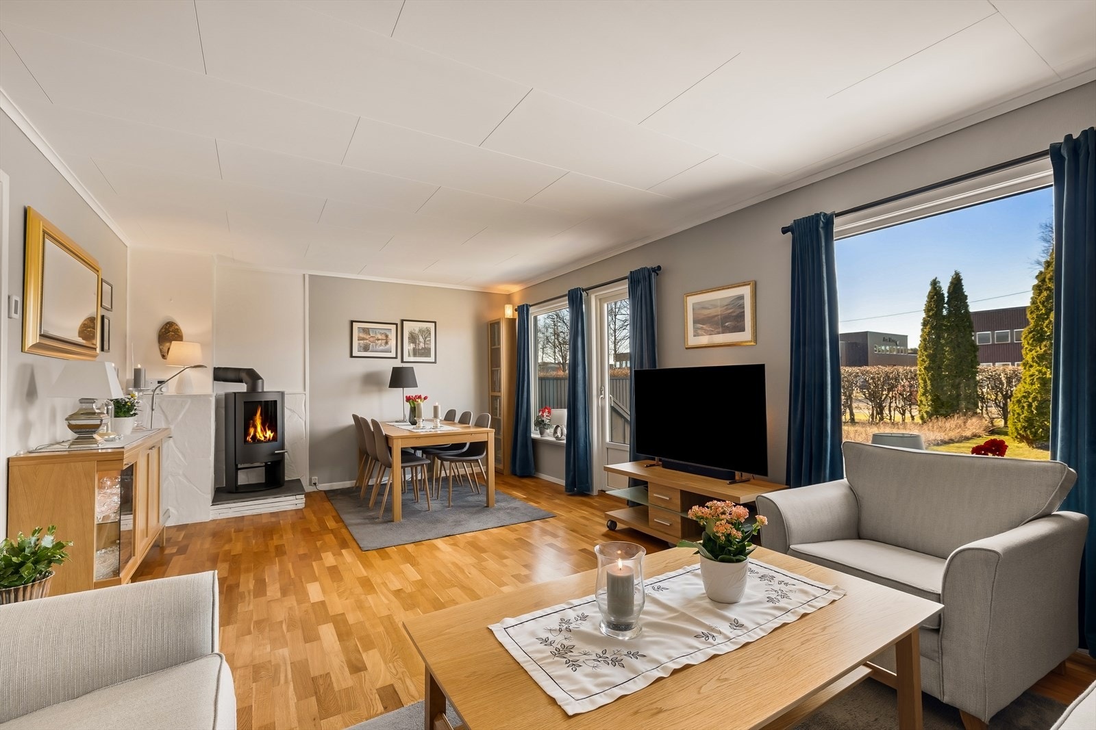 Stuen har god plass til både sofagruppe og spisebord, og har direkte utgang til terrassen. Galleribilde