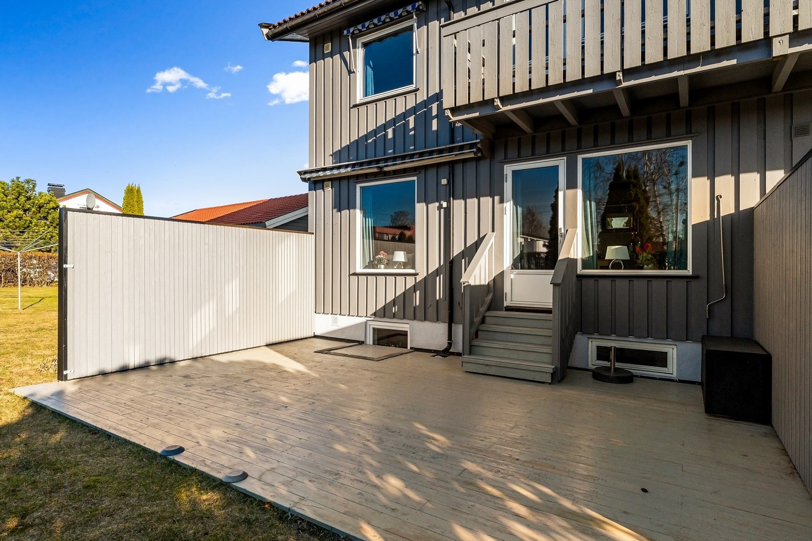 Uteplassen er en naturlig forlengelse av stuen på varme dager. Galleribilde