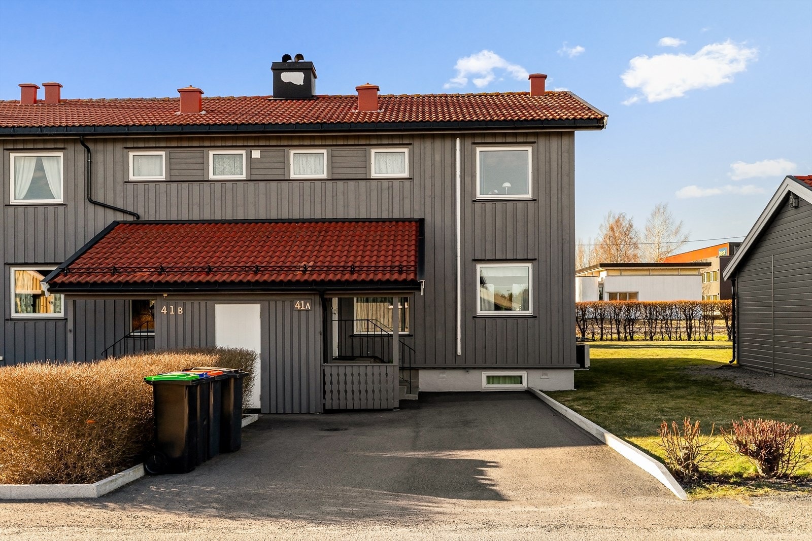 Langveggen mot innkjøringen ble etterisolert og fikk ny kledning i 2025. Galleribilde