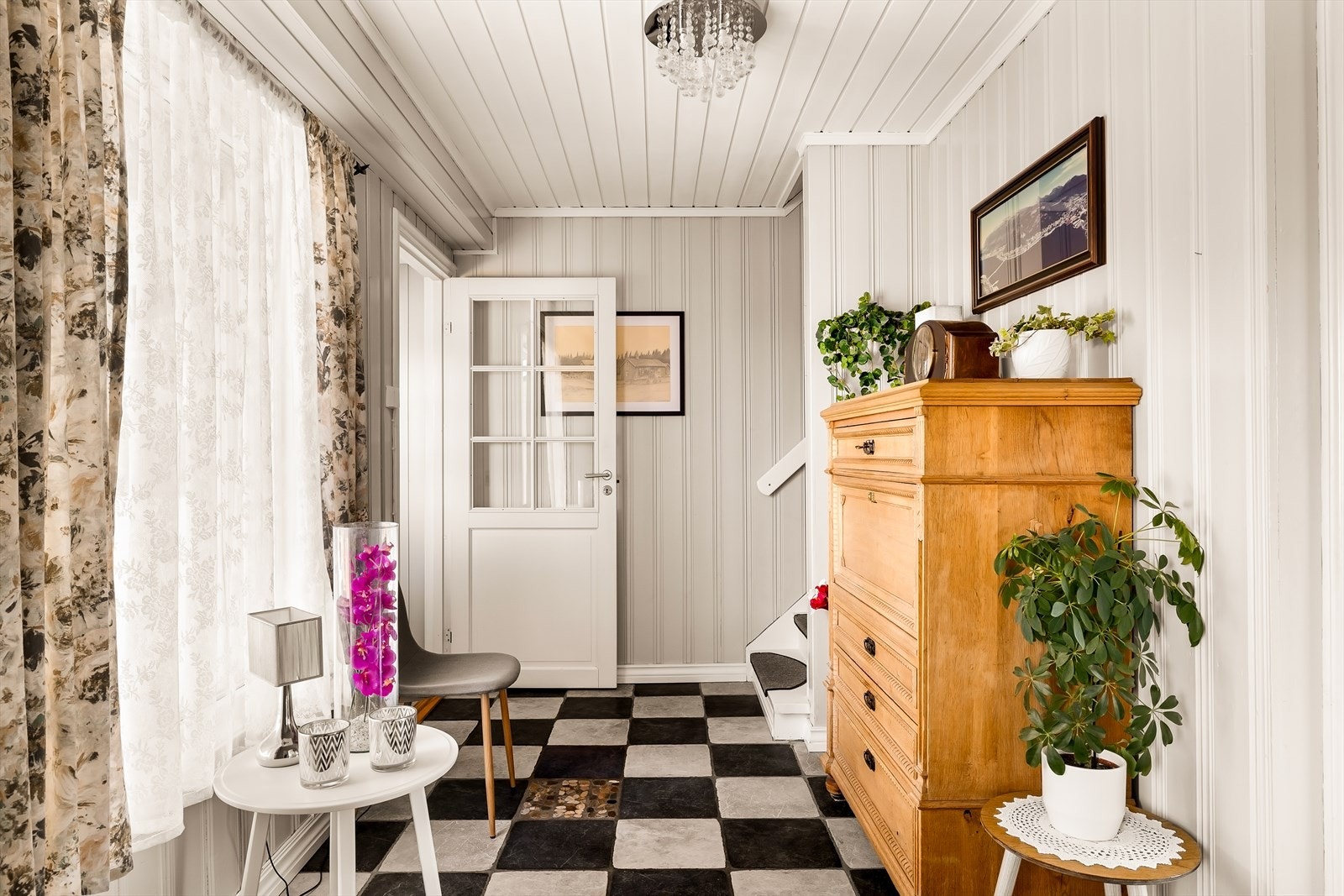 Fra vindfanget ledes du videre inn i boligens hovedetasje. Galleribilde