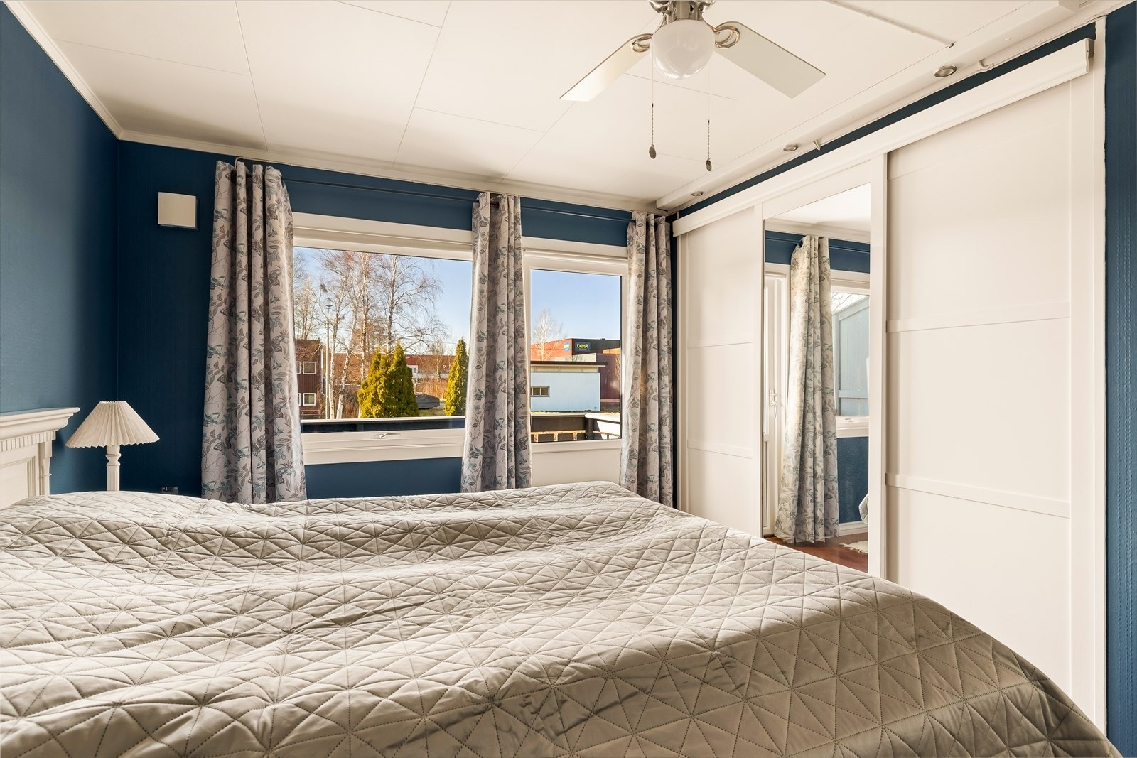 En romslig skyvedørsgarderobe gir rikelig med oppbevaringsplass. Galleribilde