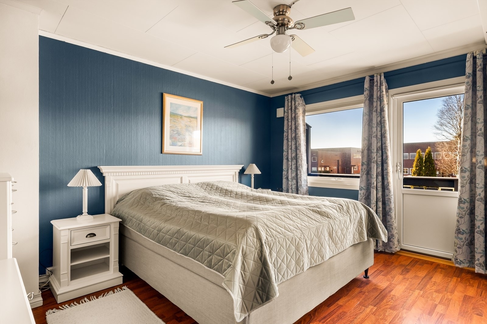 Hovedsoverommet har god plass til dobbeltseng og har direkte utgang til egen balkong. Galleribilde