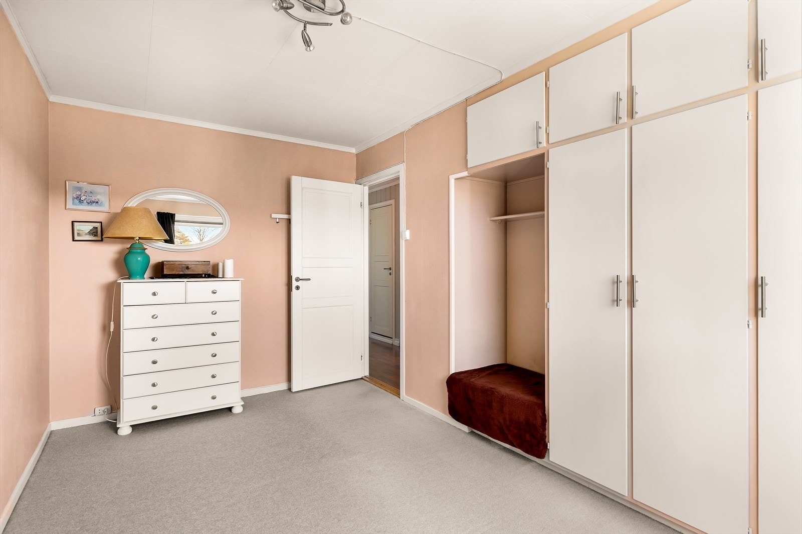 Det andre soverommet egner seg godt som barnerom eller kontor, og har integrert garderobeløsning. Galleribilde