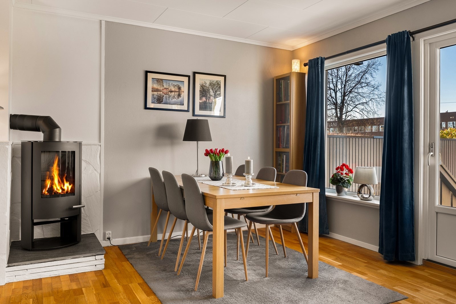 En moderne vedovn fra Varmefag, installert i 2025, blir et sentralt samlingspunkt og en effektiv varmekilde. Galleribilde