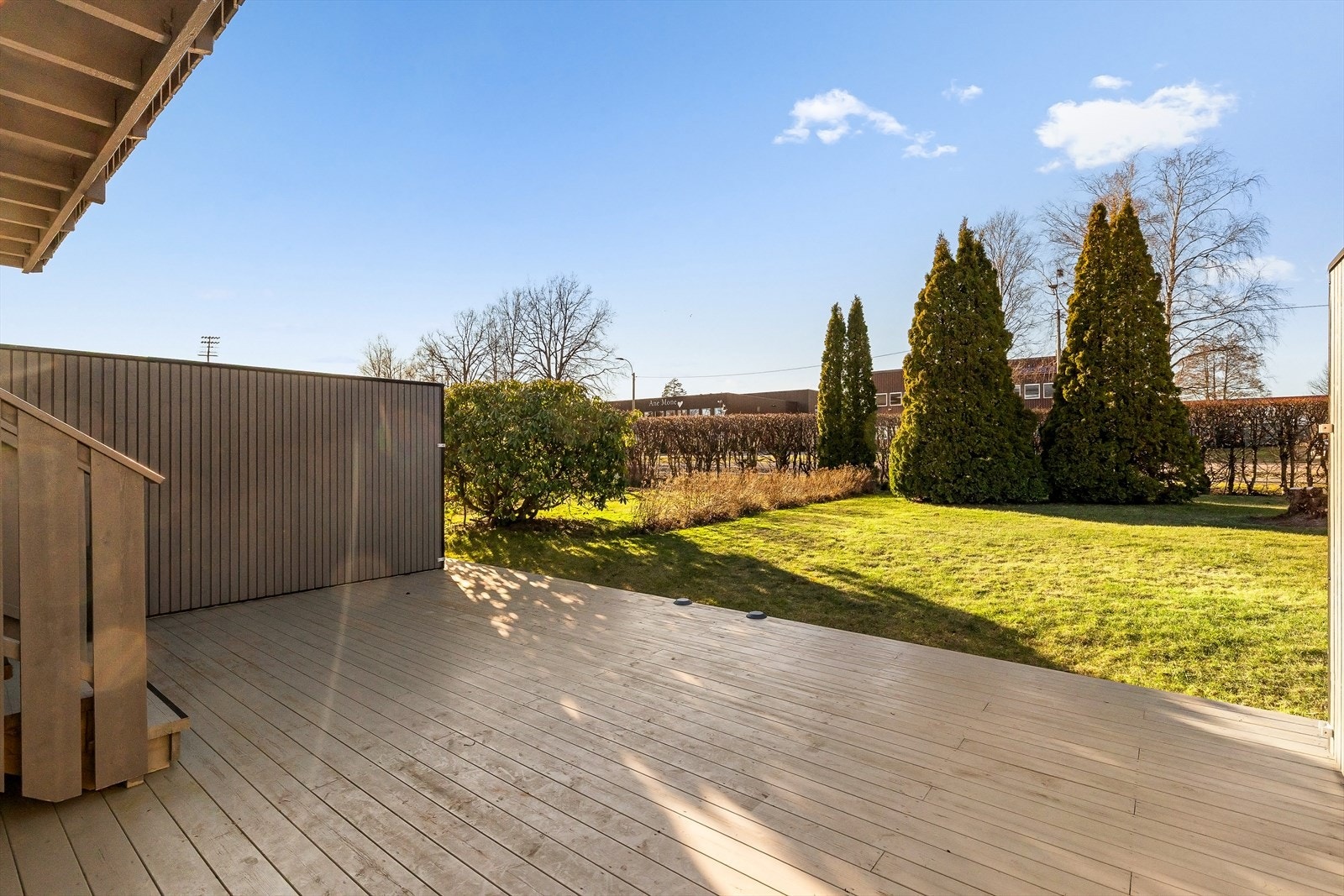 Fra terrassen er det direkte tilgang til hagen, med god plass til utemøbler og grill. Galleribilde