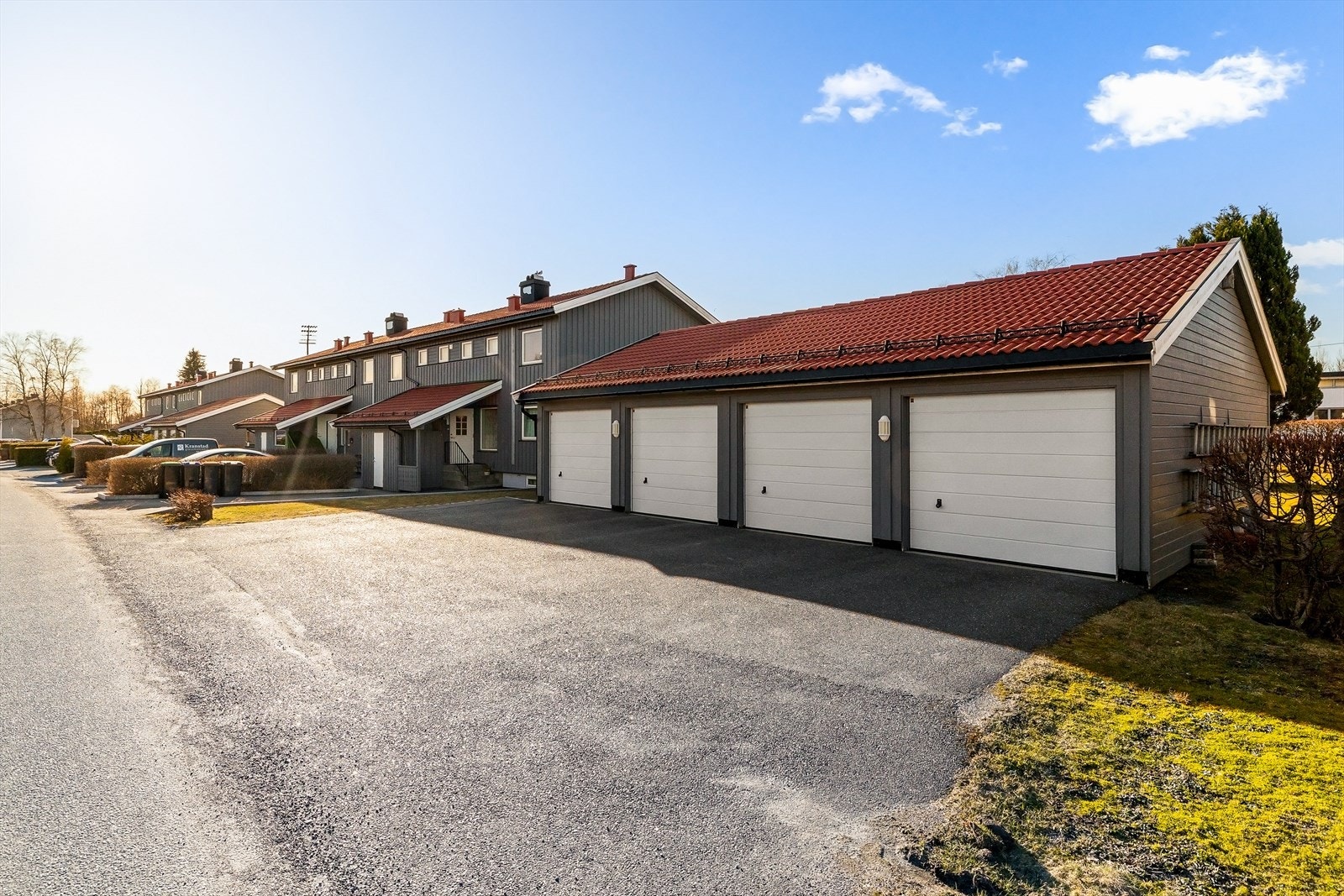 Boligen disponerer en garasjeplass på 22 m² i fellesrekke. Garasjen inkluderer en praktisk bod. Galleribilde