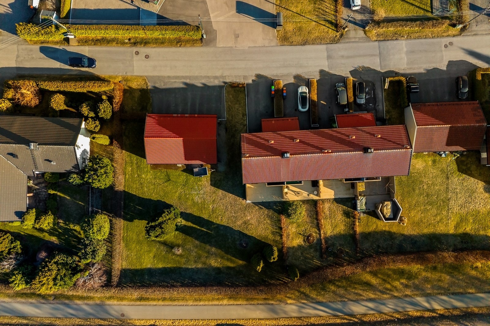 Eiendommen har en oversiktlig og praktisk plassering i rekken, med hage og terrasse. Galleribilde