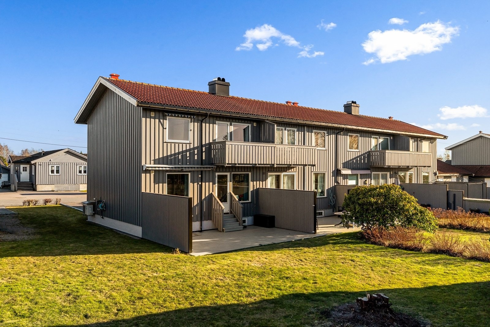 Boligen ligger i et etablert og rolig boligområde på Nygård, med store, grønne fellesarealer. Galleribilde