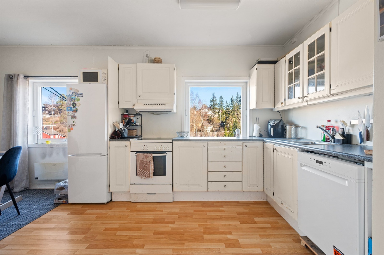 Benkeplate i laminat og stål ved vaskekum, med fliser på veggen over. Galleribilde