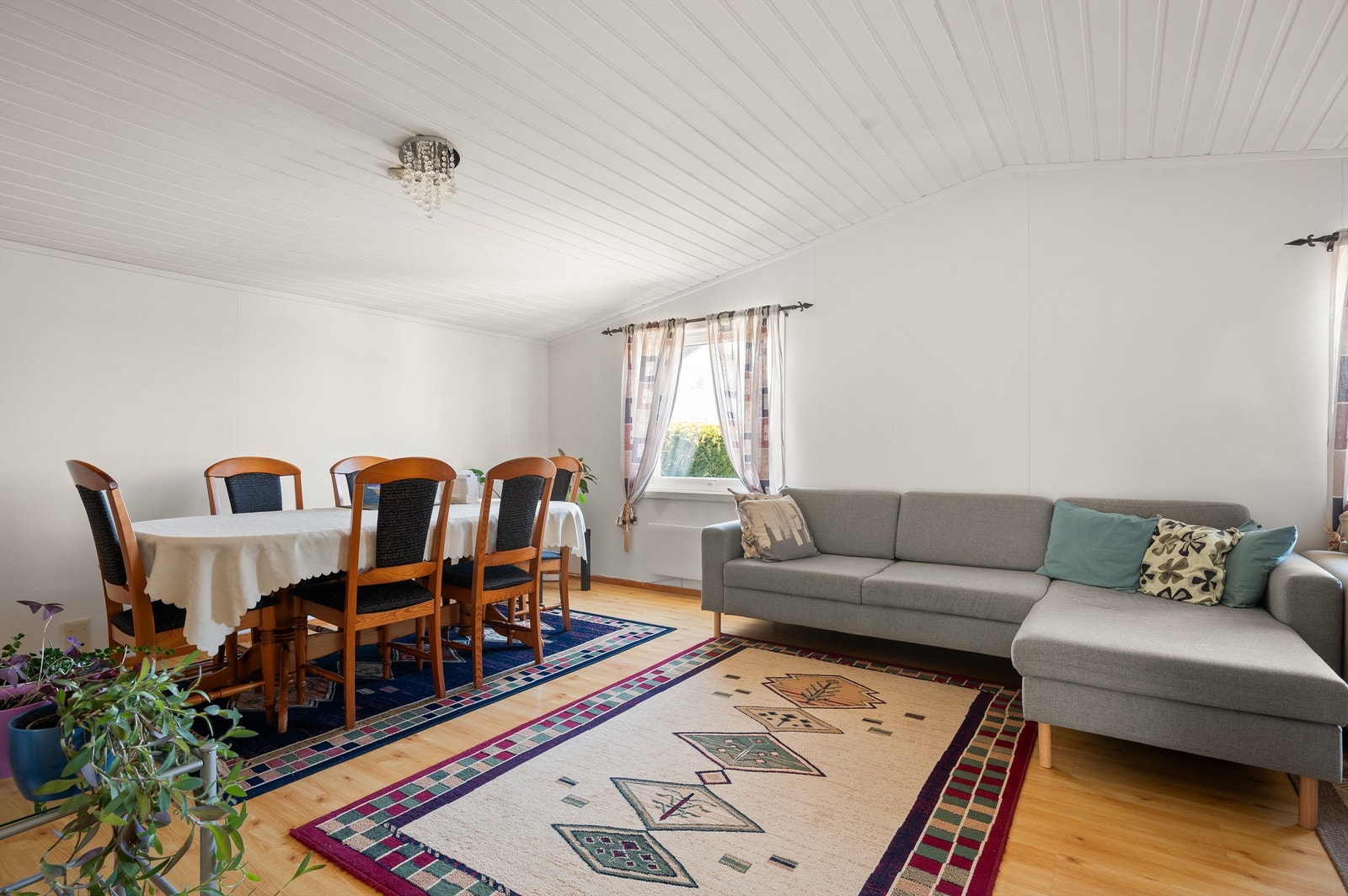 Stuen i andre etasje har plass til både sofagruppe og spisebord. Galleribilde