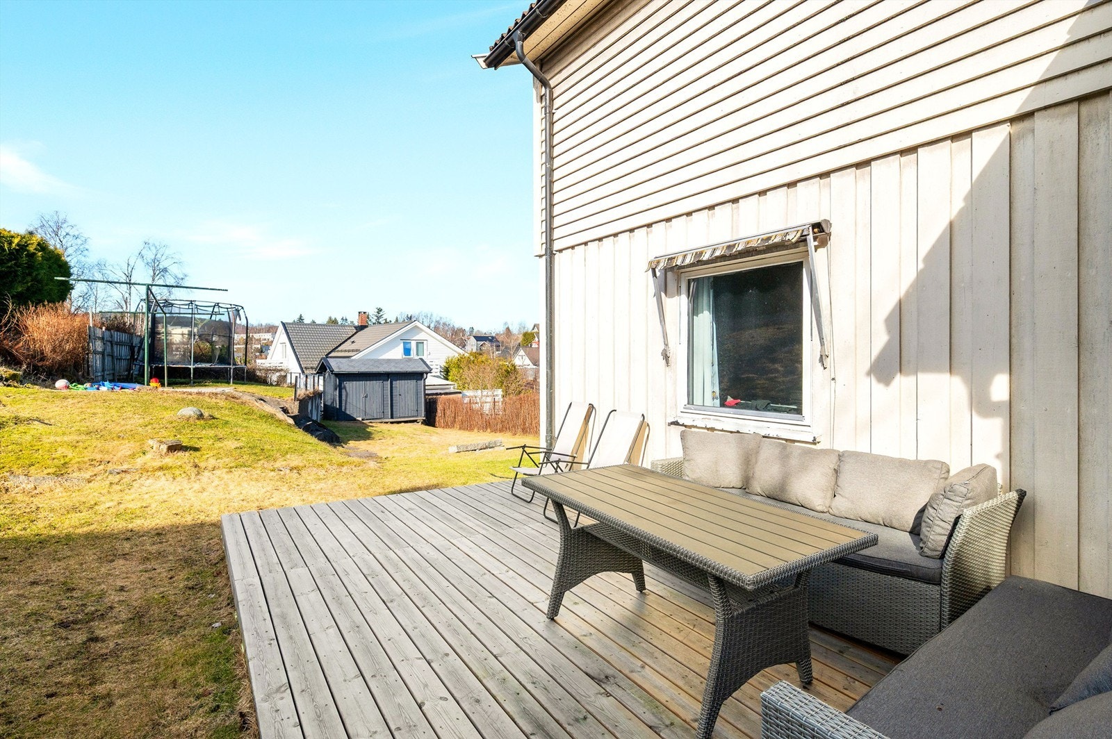Eiendommen har et stort uterom hvor sommerhalvåret kan nytes i eget hjem. Galleribilde