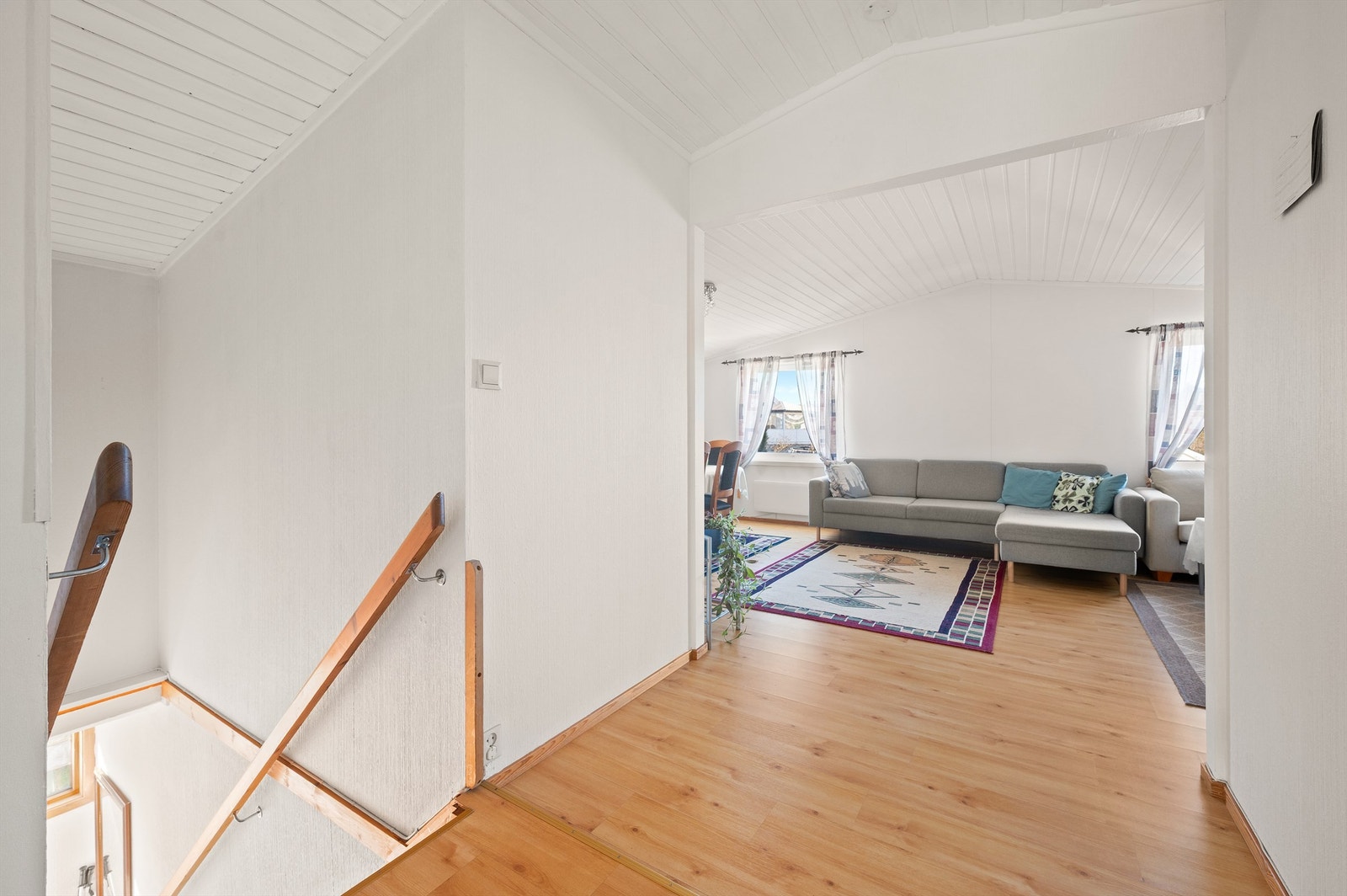 Fra gangen er det åpent inn mot stuen, noe som skaper en luftig følelse. Galleribilde