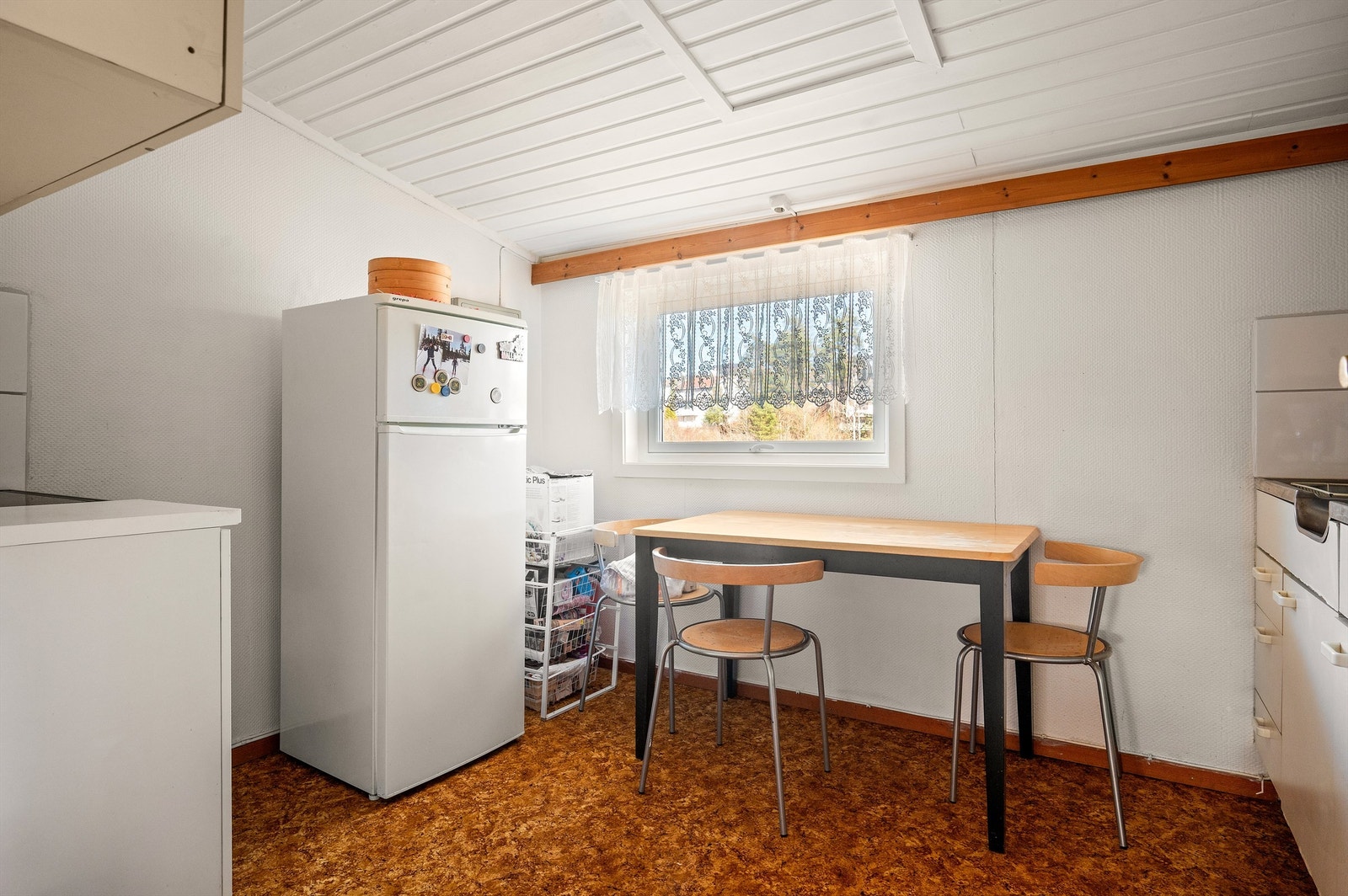 Kjøkkenet i andre etasje har plass til en liten spiseplass ved vinduet. kjøkkenet er byggemeldt som bod og er ikke godkjent for varig opphold. Galleribilde