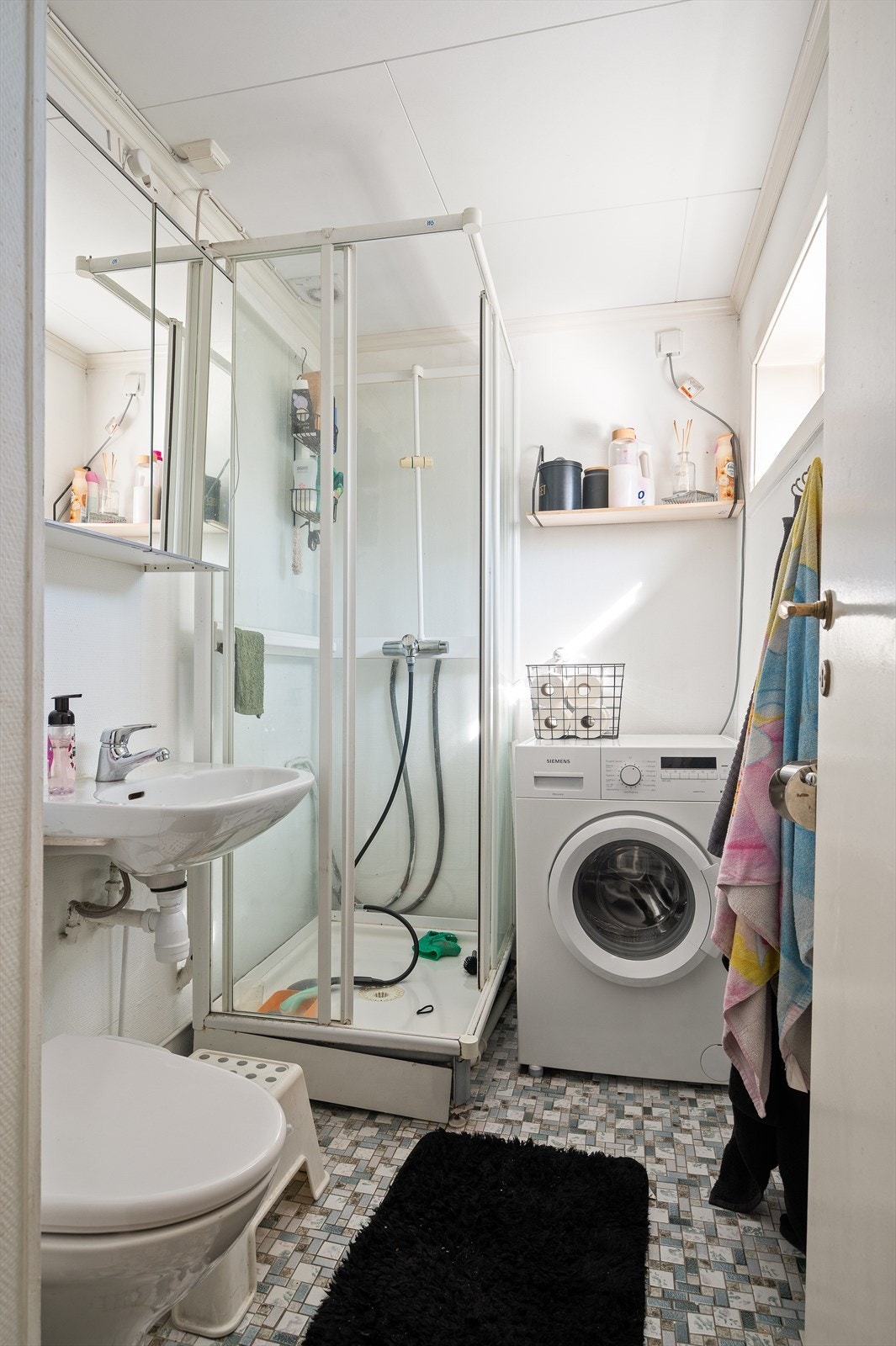 Badet i første etasje har flislagt gulv med elektrisk gulvvarme, dusjkabinett og opplegg for vaskemaskin. Galleribilde
