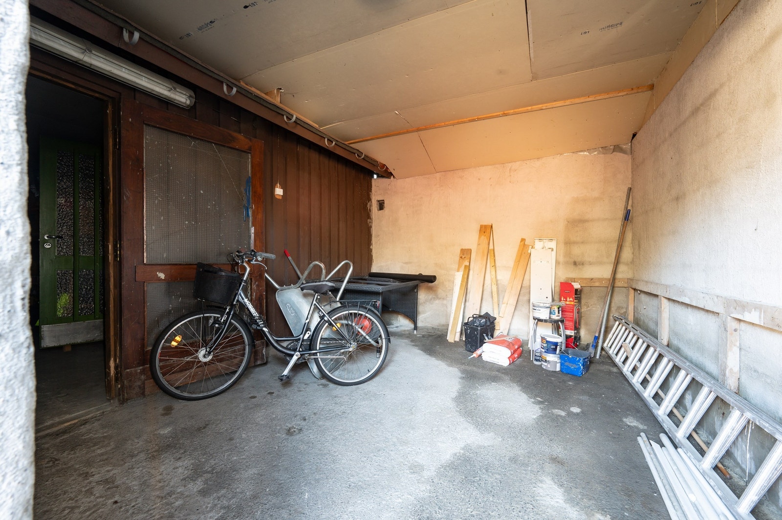 Garasjen inneholder også to boder for ekstra lagringsplass. Galleribilde