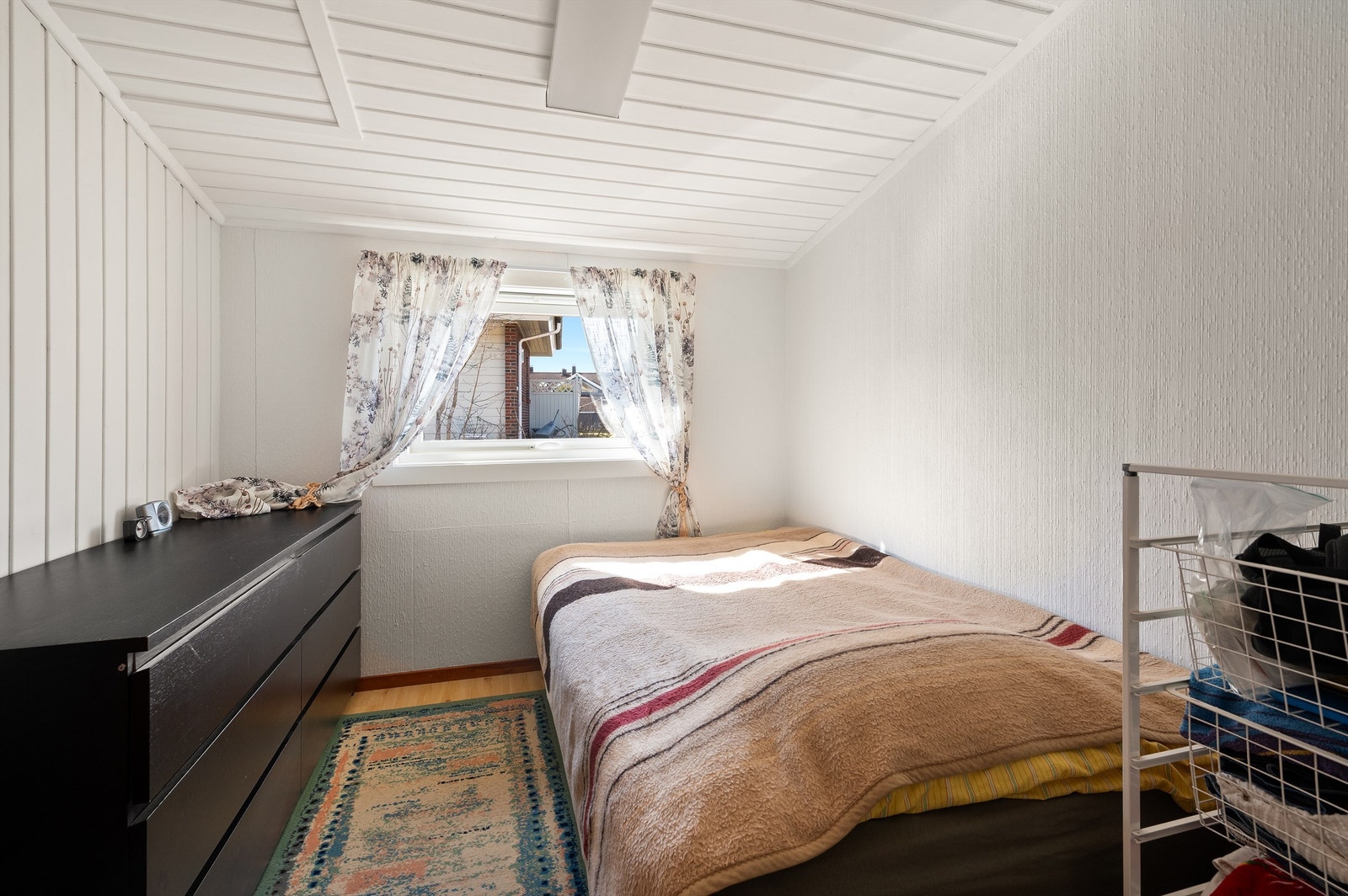 Det andre soverommet i etasjen, med plass til seng og kommode. Rommet er byggemeldt som bod og er ikke godkjent for varig opphold. Galleribilde