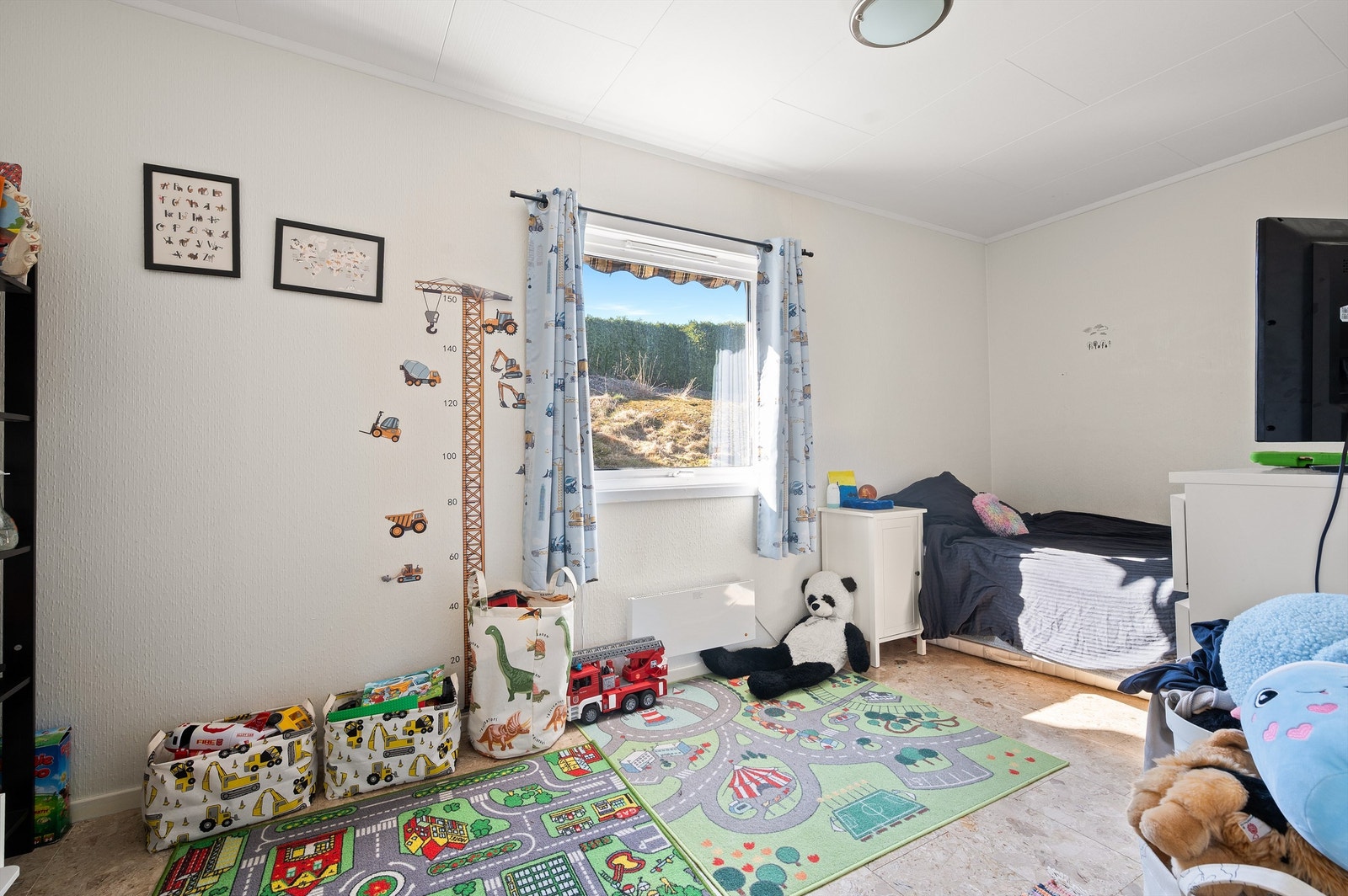 Et av de to soverommene i første etasje, med god plass til lek og oppbevaring. Galleribilde