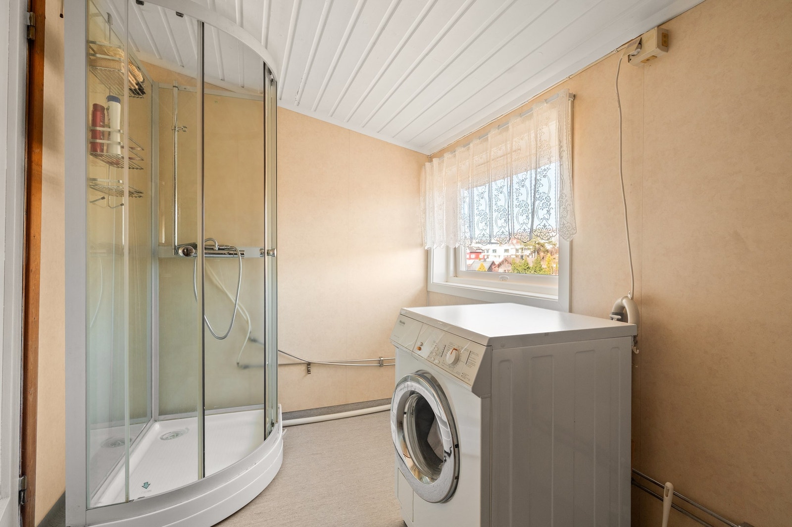 Badet i 2. etasje er utstyrt med dusjkabinett og har opplegg for vaskemaskin. Galleribilde