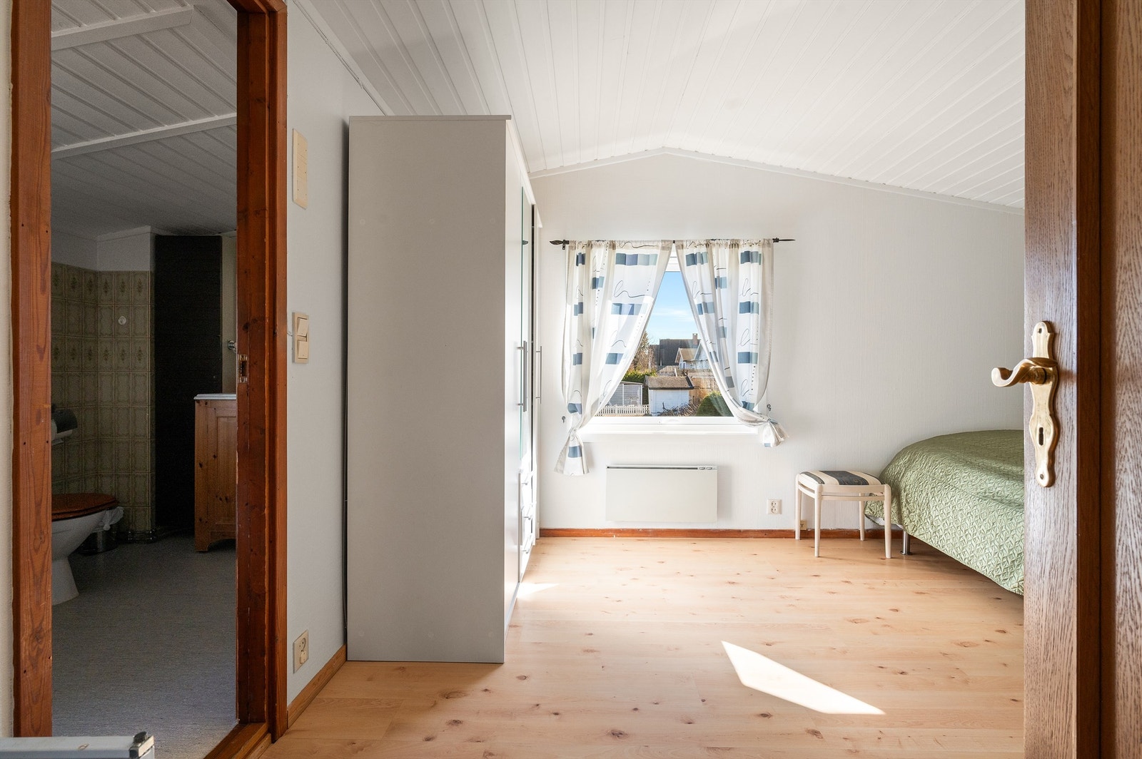 Rommet har god plass til både seng og garderobeløsning. Galleribilde