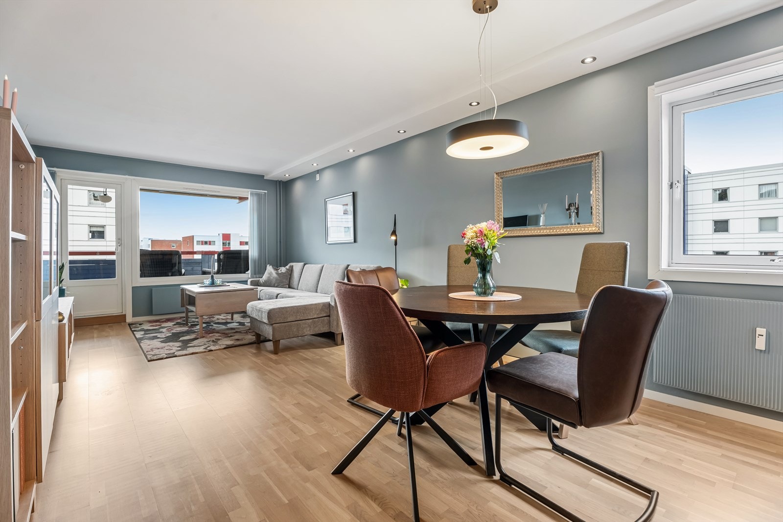 Det er parkett på gulvet, og veggene er malt i en lun farge. Galleribilde