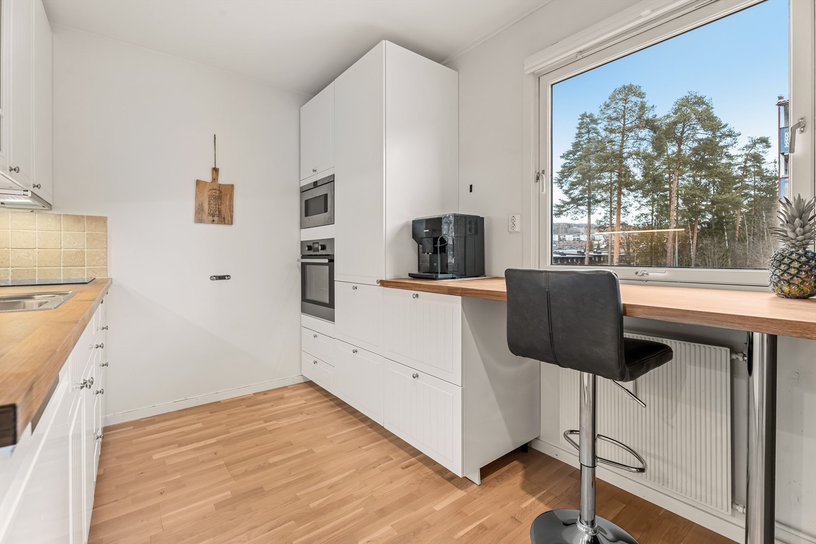 Innredningen har fin barløsning ved vinduet. Perfekt som frokostplass. Galleribilde