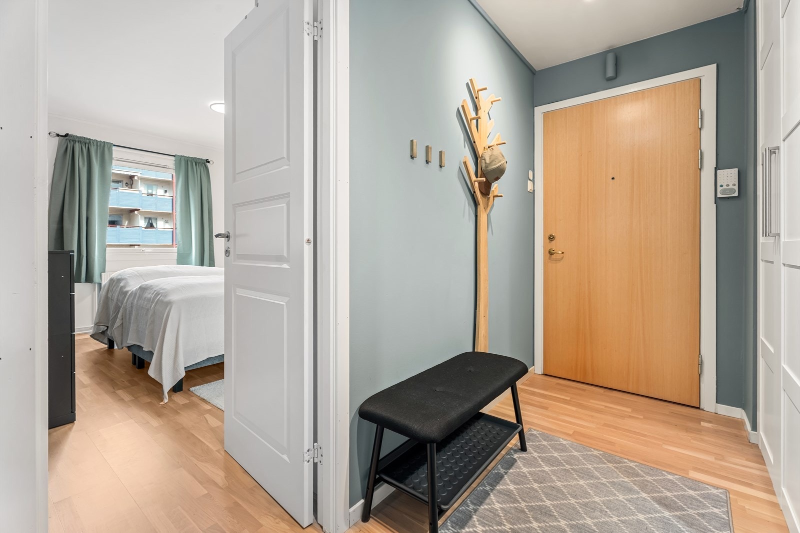 Leiligheten har et romslig soverom med adkomst fra entreen. Galleribilde