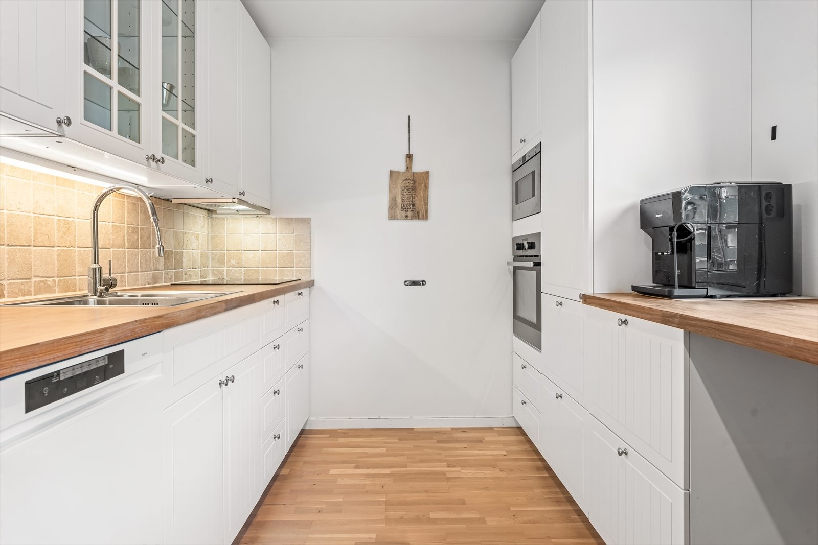 Kjøkkenet har en moderne innredning med profilerte fronter og benkeplate i heltre. Galleribilde